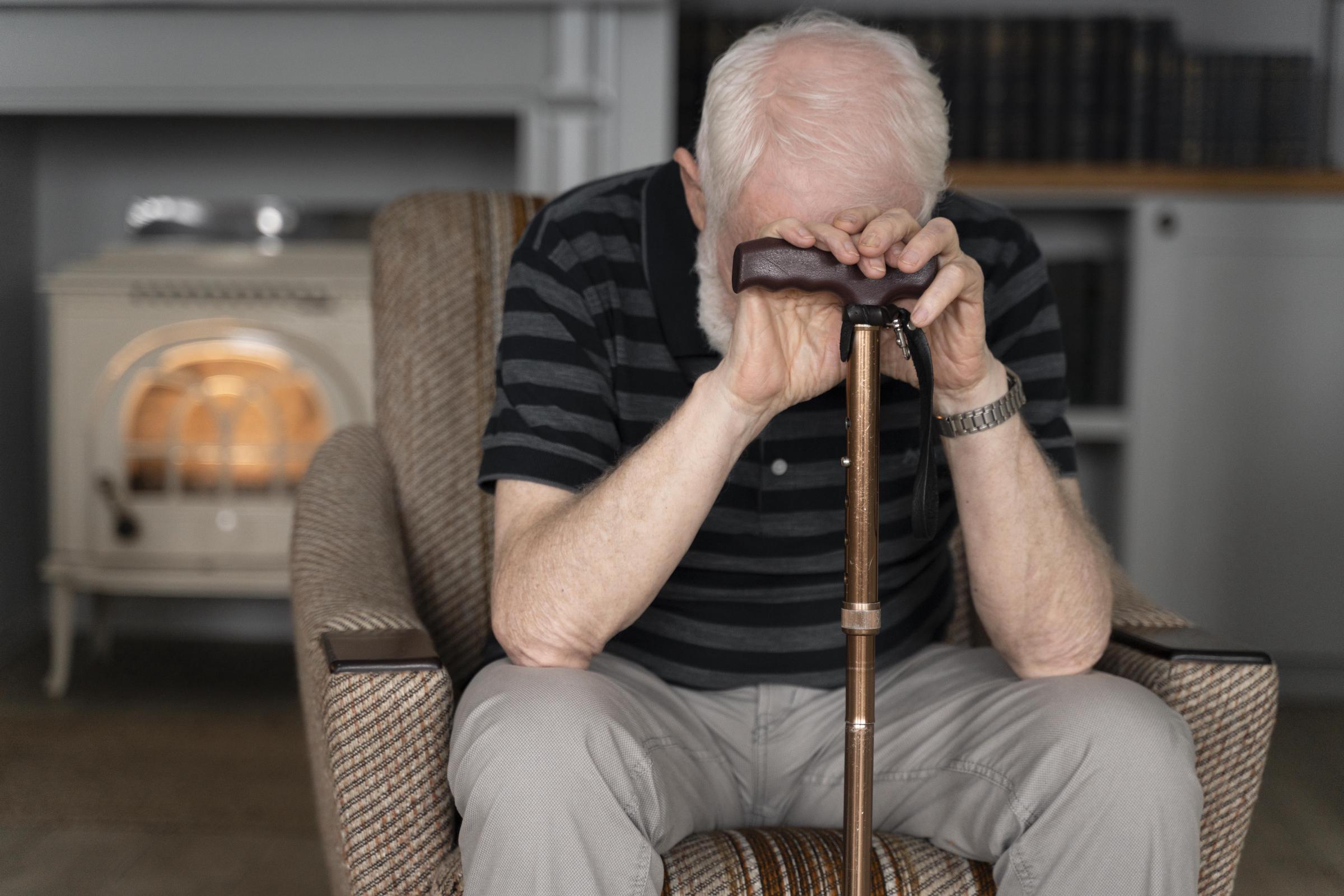 Un homme âgé et triste s'appuyant sur sa canne | Source : Freepik