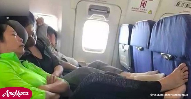 Cette femme a provoqué la colère des passagers dans l'avion avec une relaxation particulière en posant les jambes nues sur une table