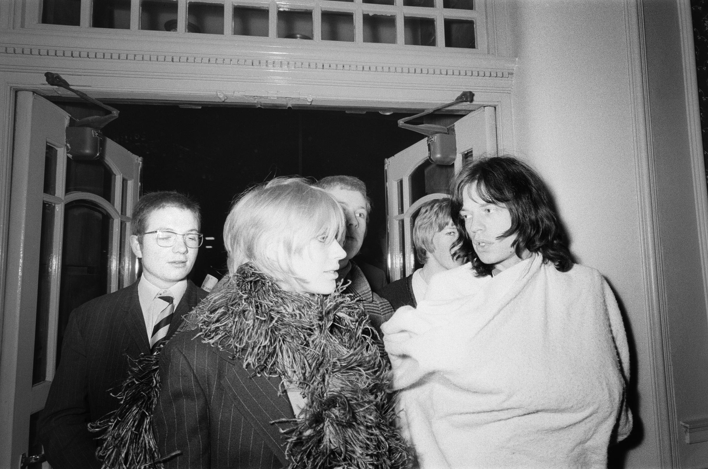 Marianne Faithfull et Mick Jagger photographiés au théâtre Shaftsbury le 4 décembre 1968, à Londres. | Source : Getty Images