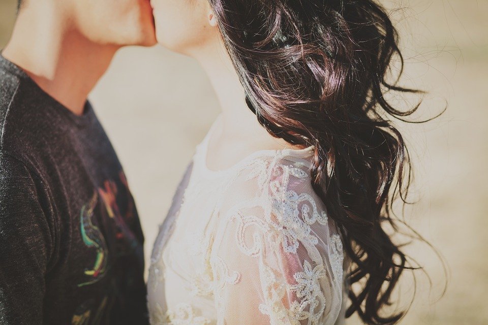 Couple s'embrassant. | Photo : Pixabay