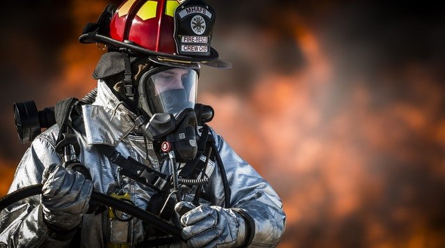 Un pompier portant un masque à oxygène | Photo : Getty Images