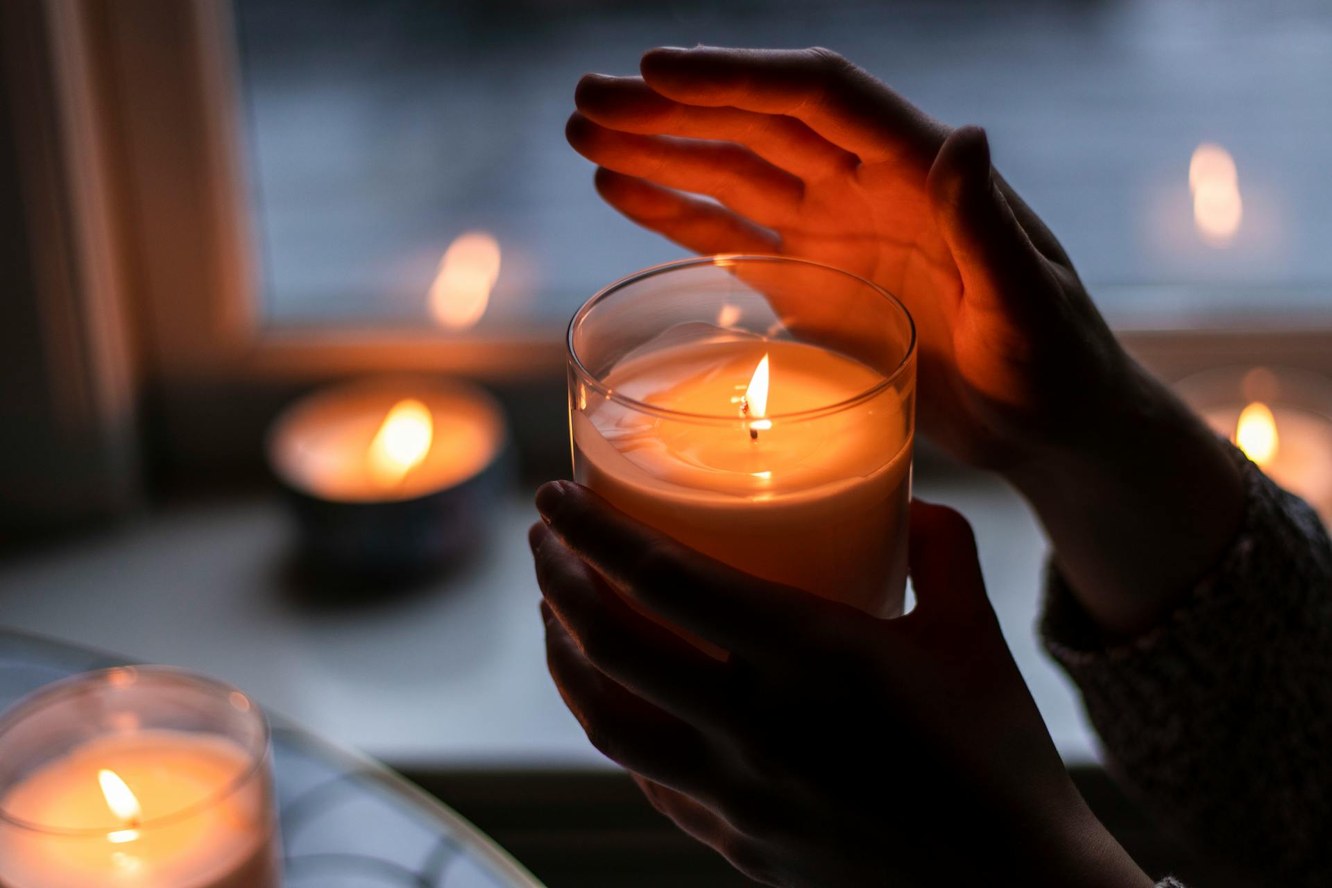 Une femme tenant une bougie | Source : Pexels
