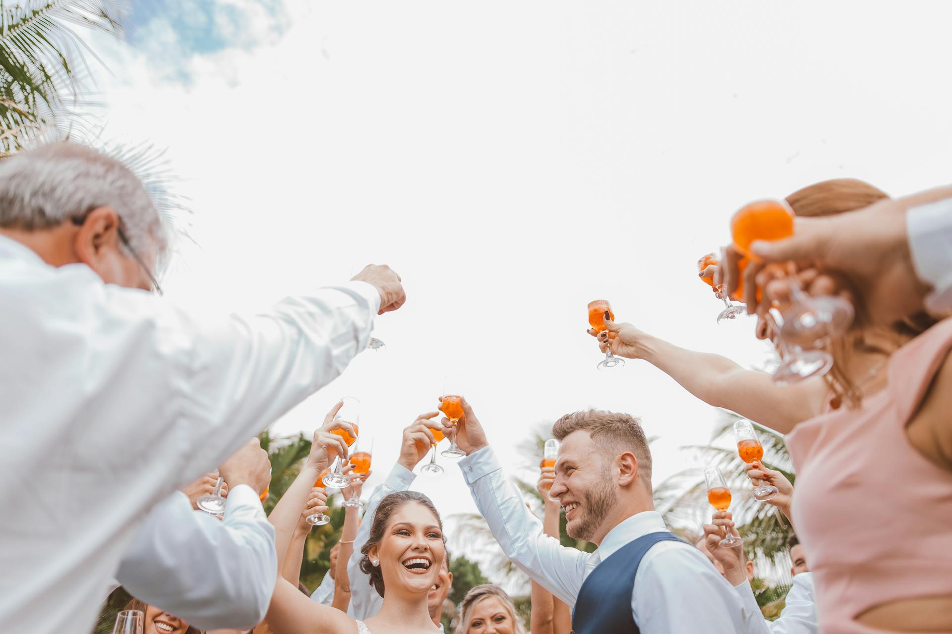 Des personnes lèvent leur verre pour porter un toast lors d'une réception de mariage | Source : Pexels