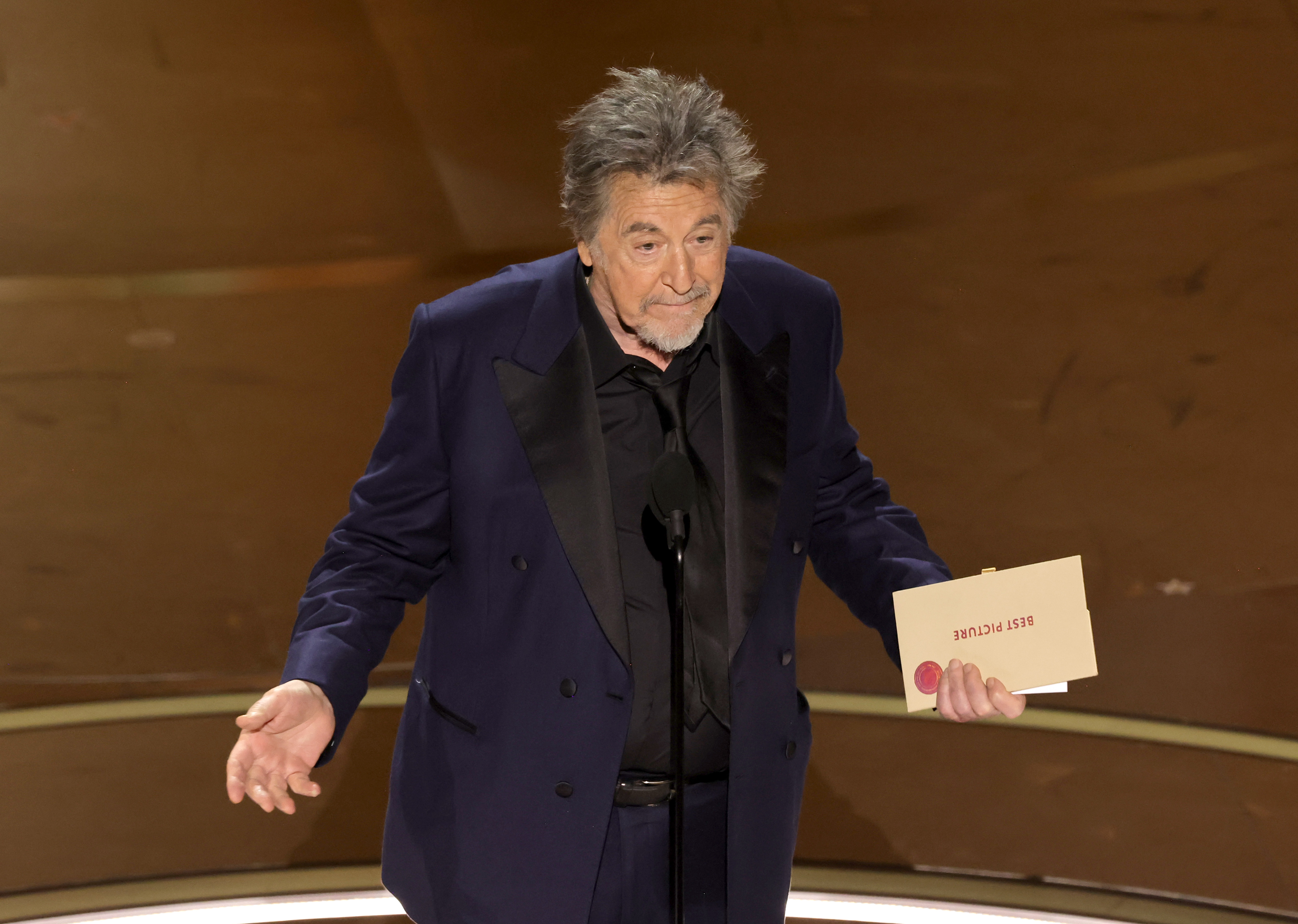 Al Pacino parle sur scène lors de la 96e cérémonie annuelle des Oscars le 10 mars 2024 à Hollywood, Californie | Source :  Getty Images