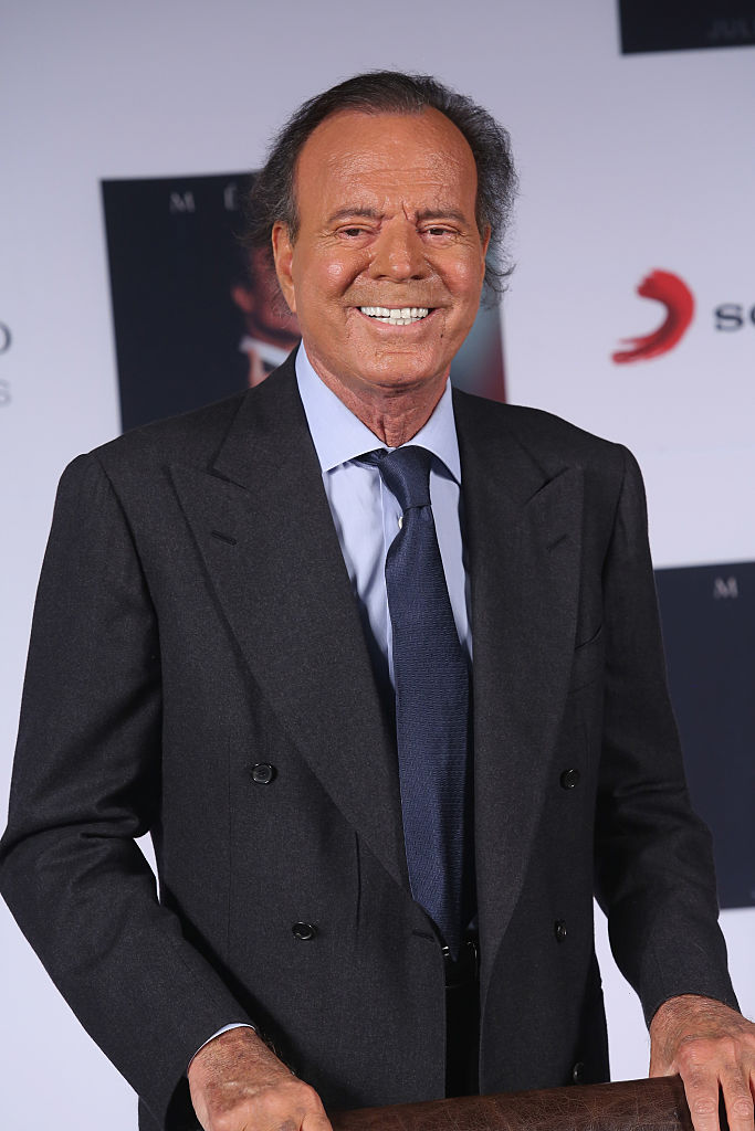 Le chanteur Julio Iglesias participe à une séance photo et à une conférence de presse pour promouvoir son nouvel album « Mexico » à l'Hacienda Los Morales, le 23 septembre 2015, à Mexico, au Mexique I Source : Getty Images