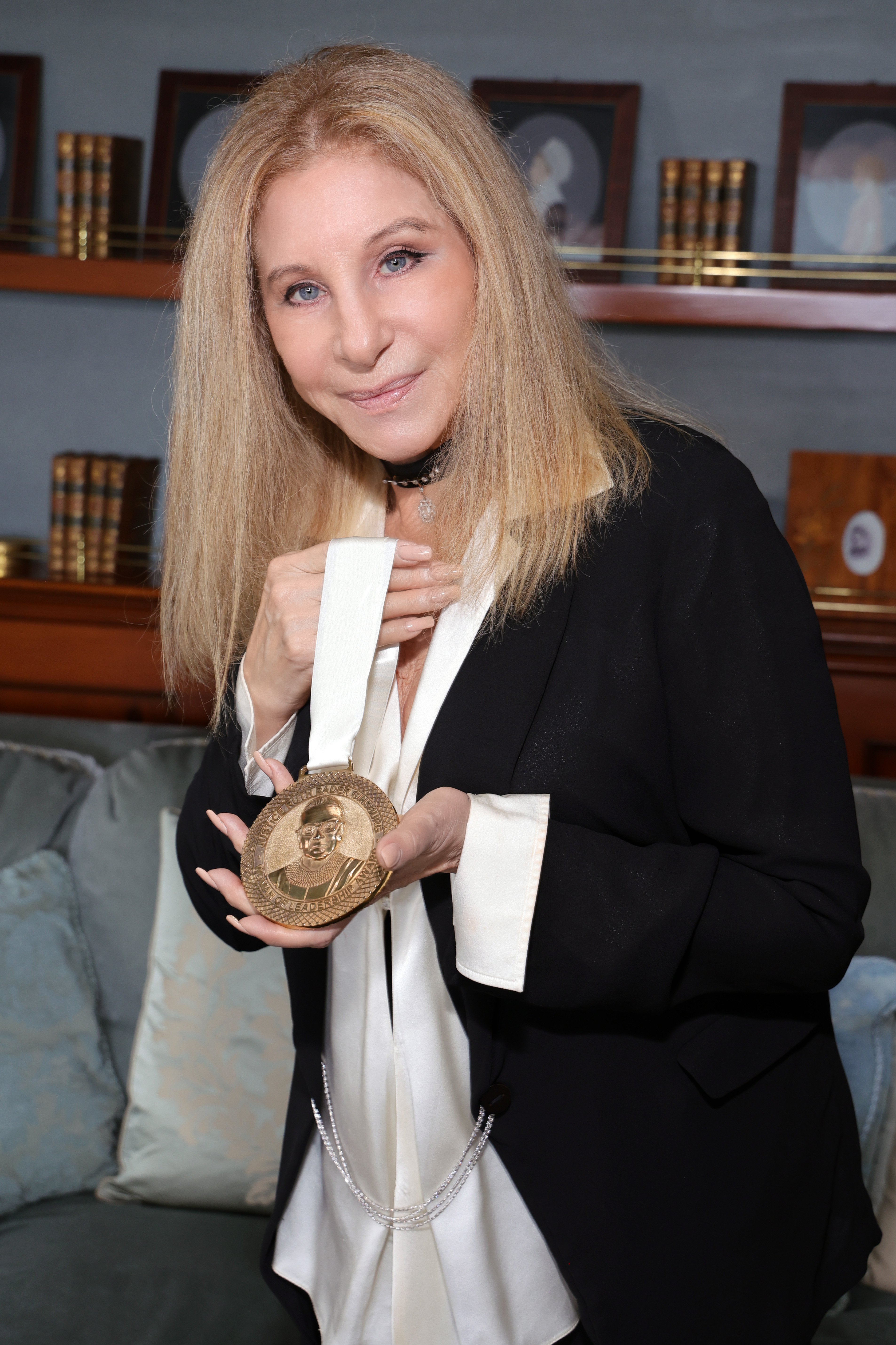 Barbra Streisand reçoit le prix The Justice Ruth Bader Ginsburg Woman of Leadership à Malibu, en Californie, le 1er juillet 2023. | Source : Getty Images