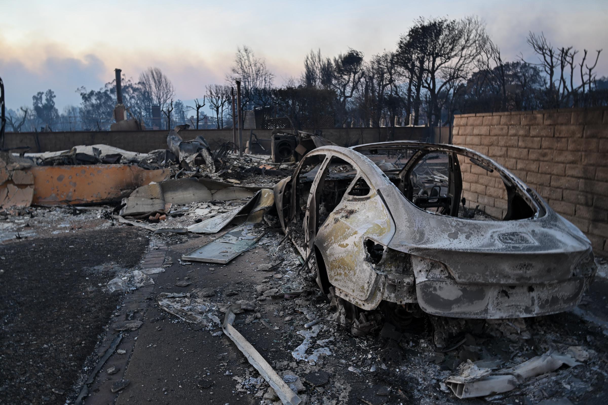 Une vue de la destruction alors que les résidents tentent de fuir le site à Pacific Palisades, Californie, Los Angeles, le 8 janvier 2025 | Source : Getty Images