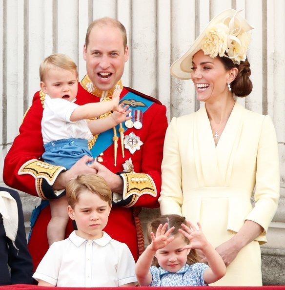 William, Catherine, Louis, George et Charlotte sur le balcon du palais de Buckingham | Photo: Getty Images