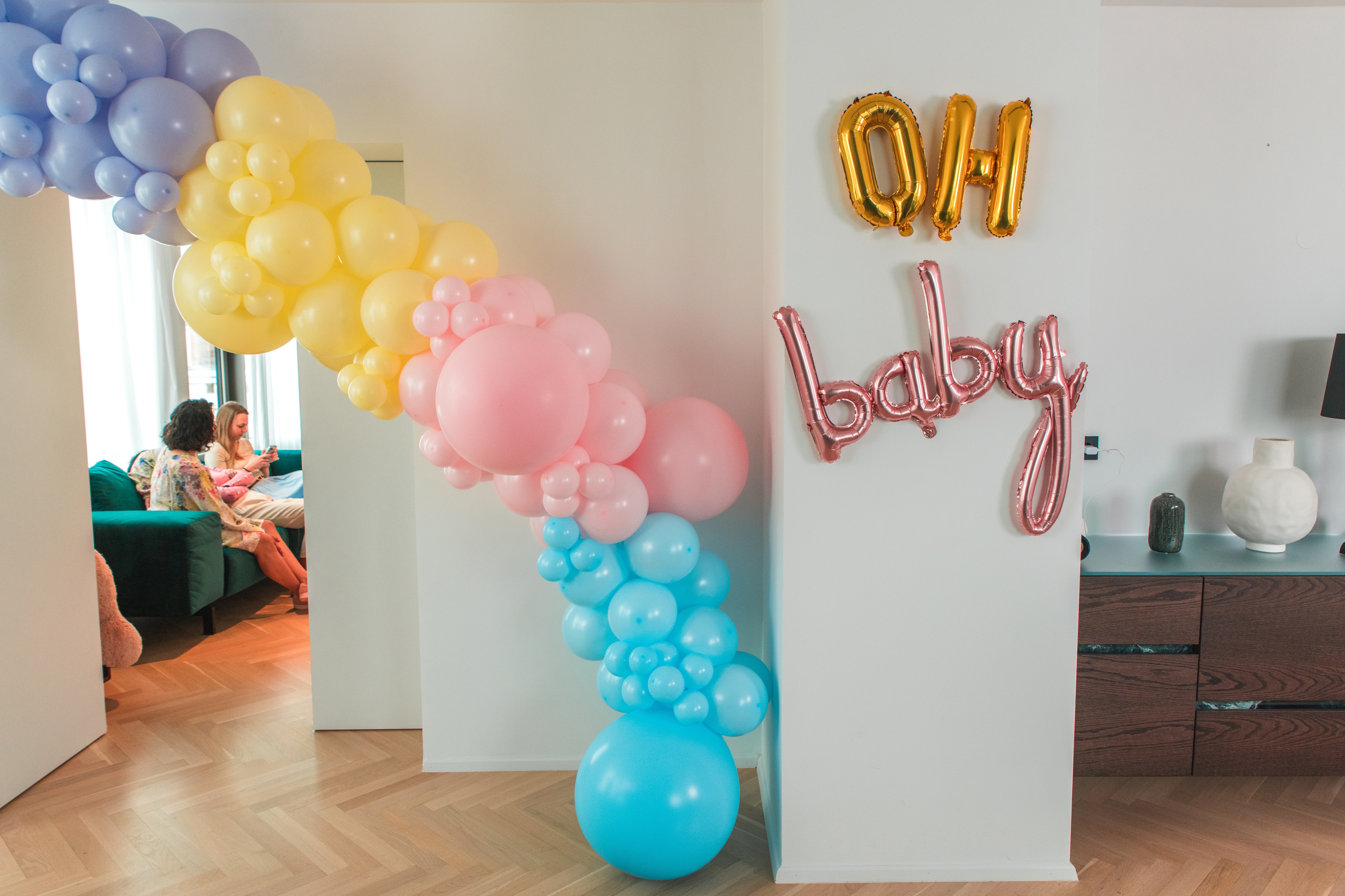 Élégance de la fête prénatale avec un ballon arc-en-ciel | Source : Getty Images