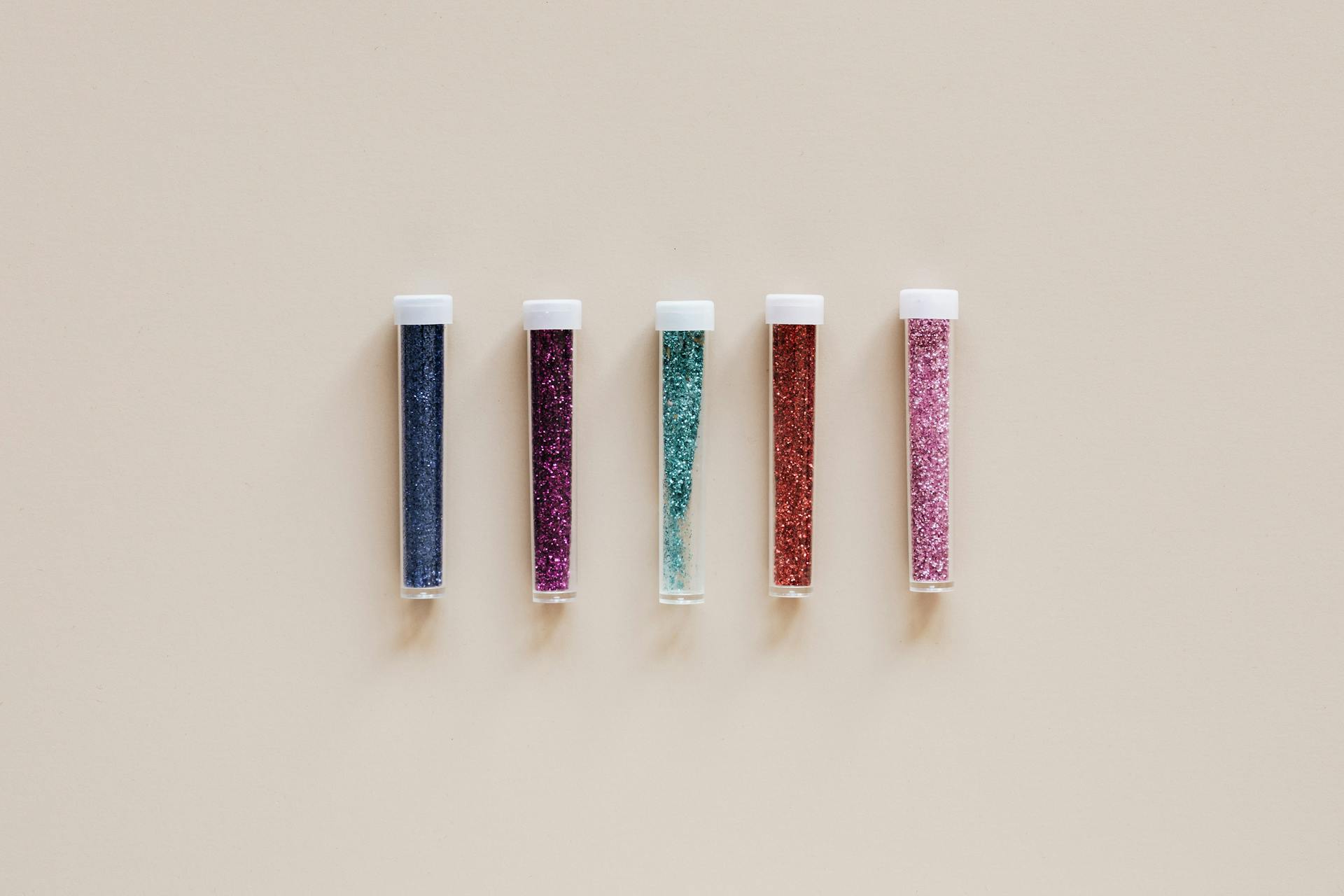 Paillettes dans les récipients | Source : Pexels