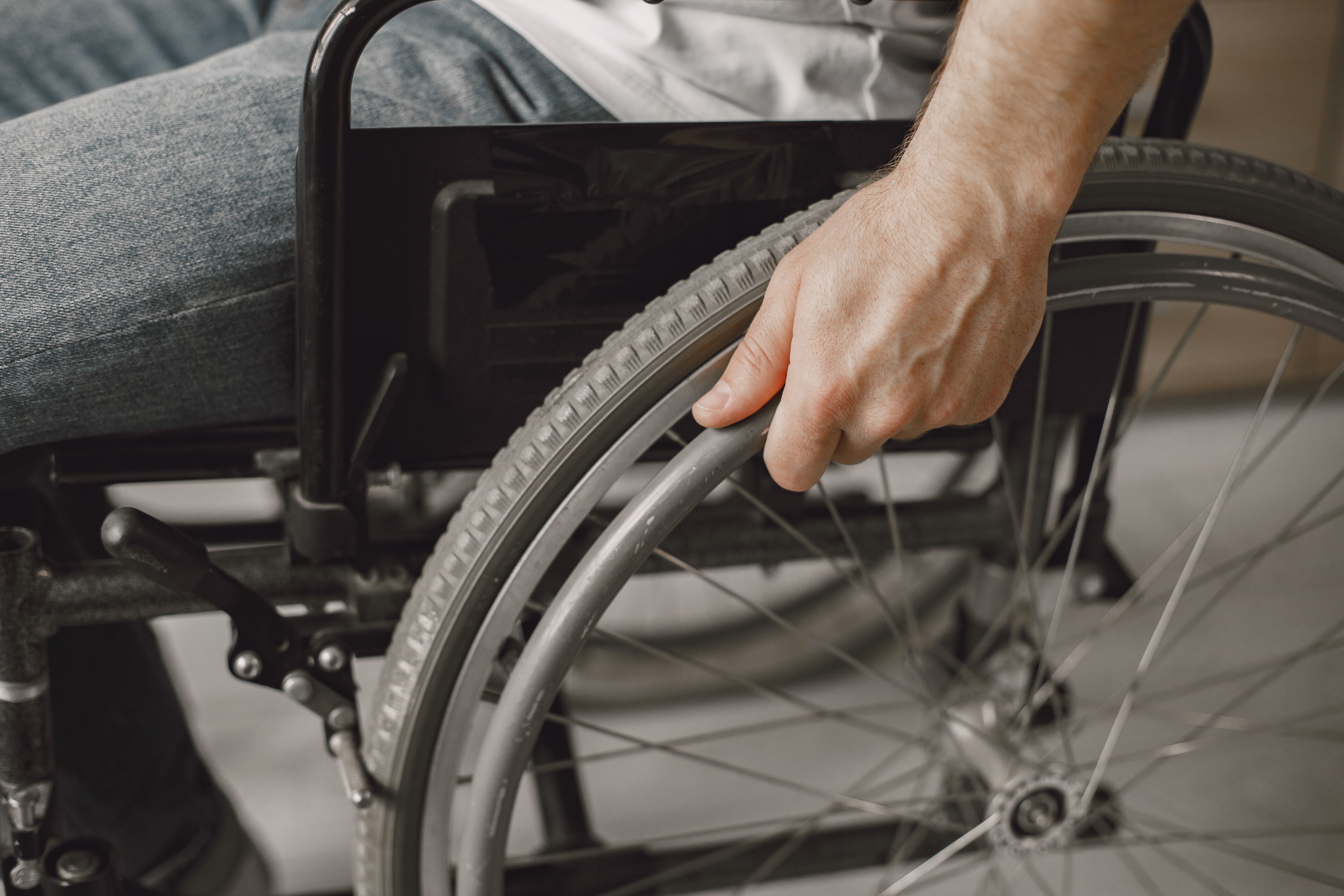 Un homme en fauteuil roulant | Source : Pexels