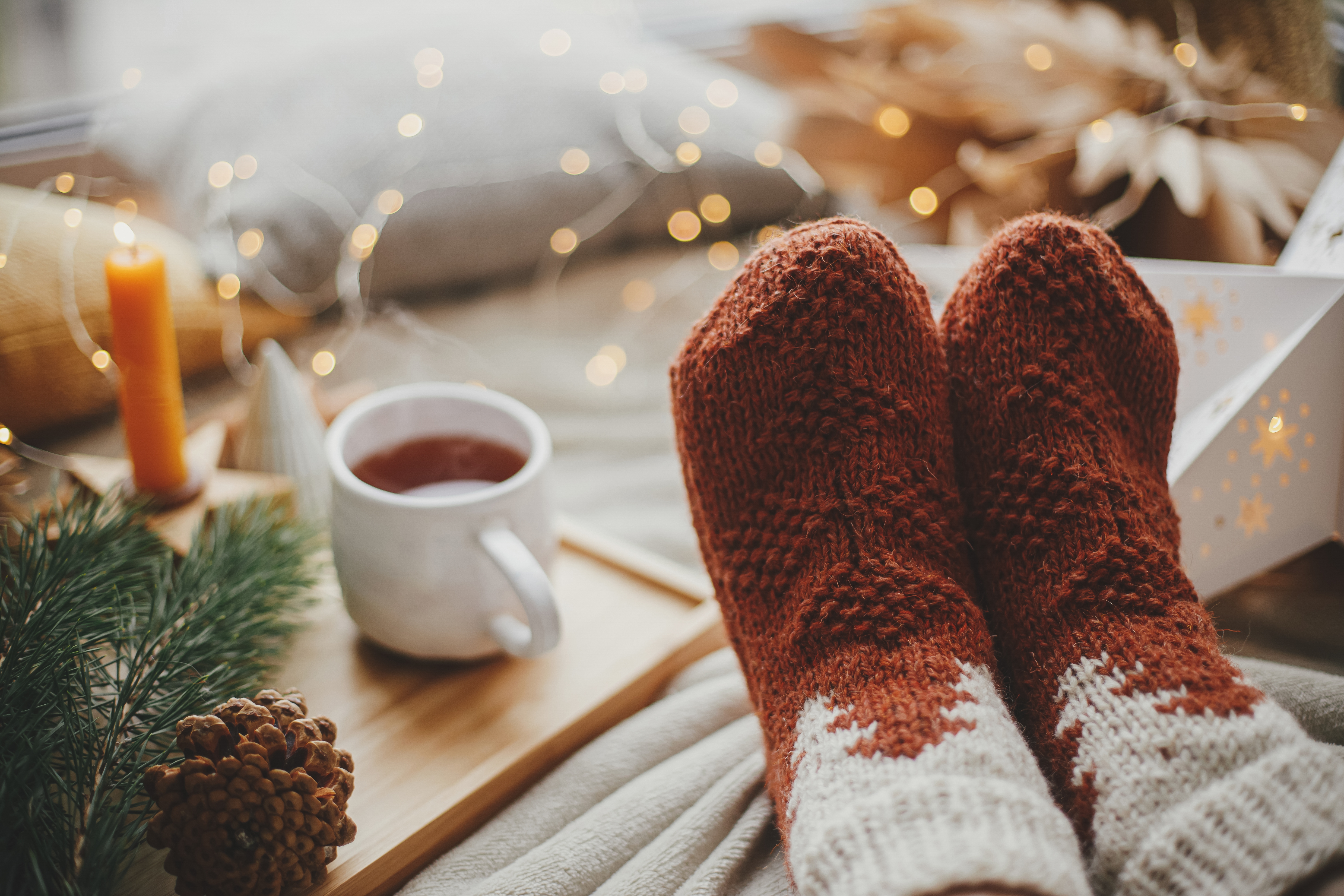 Une personne portant des chaussettes douillettes avec du thé | Source : Shutterstock