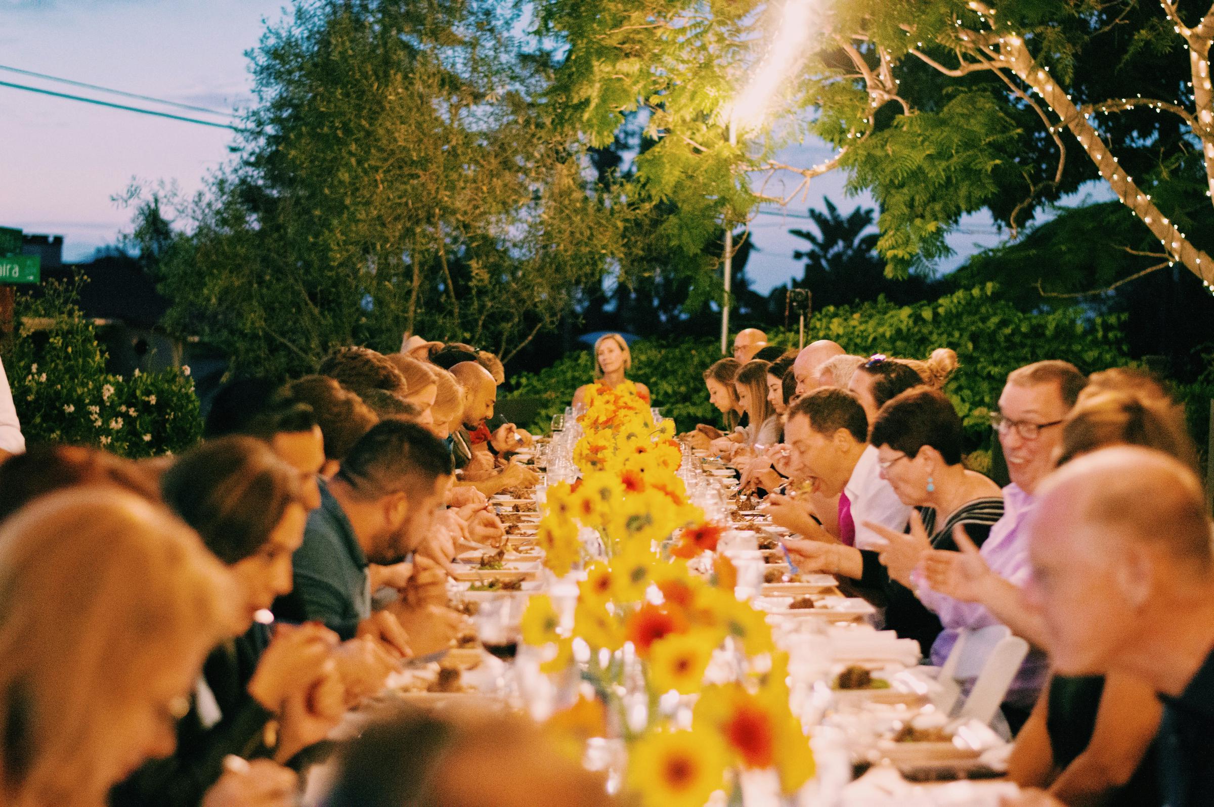 Invités à un dîner de répétition | Source : Unsplash