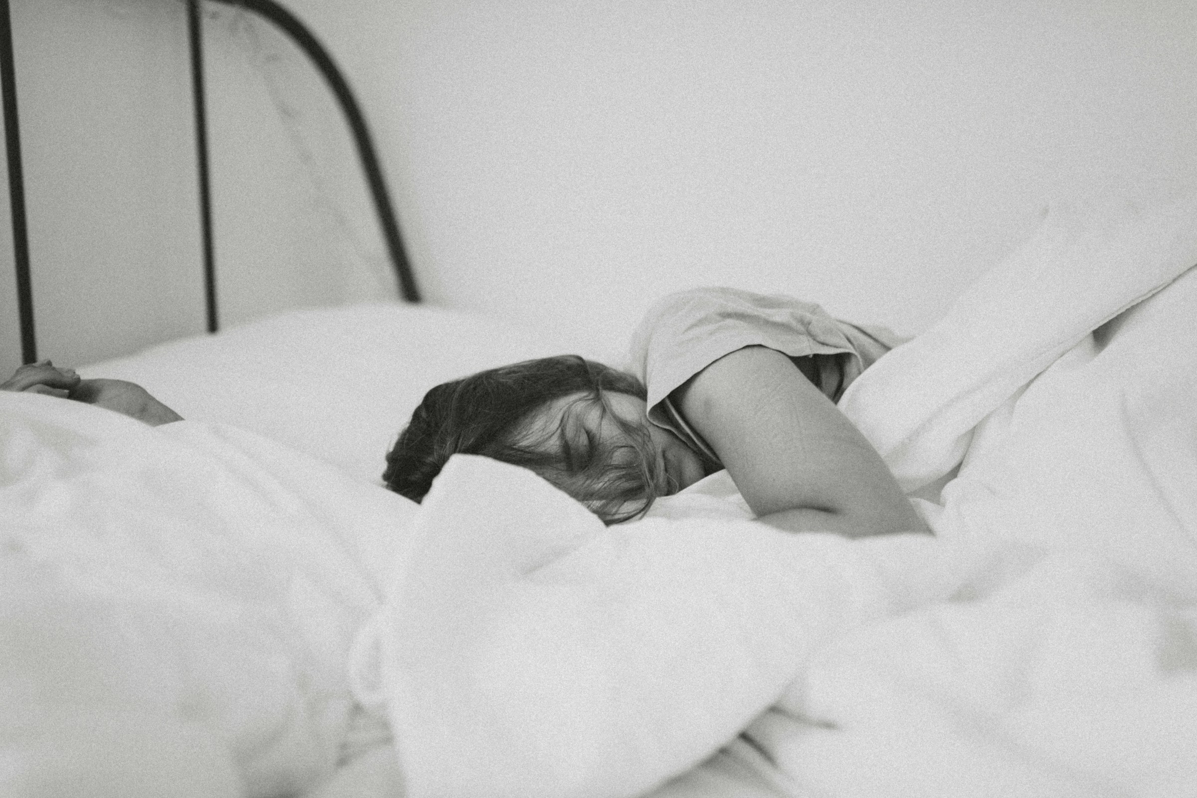 Une femme endormie dans son lit | Source : Unsplash
