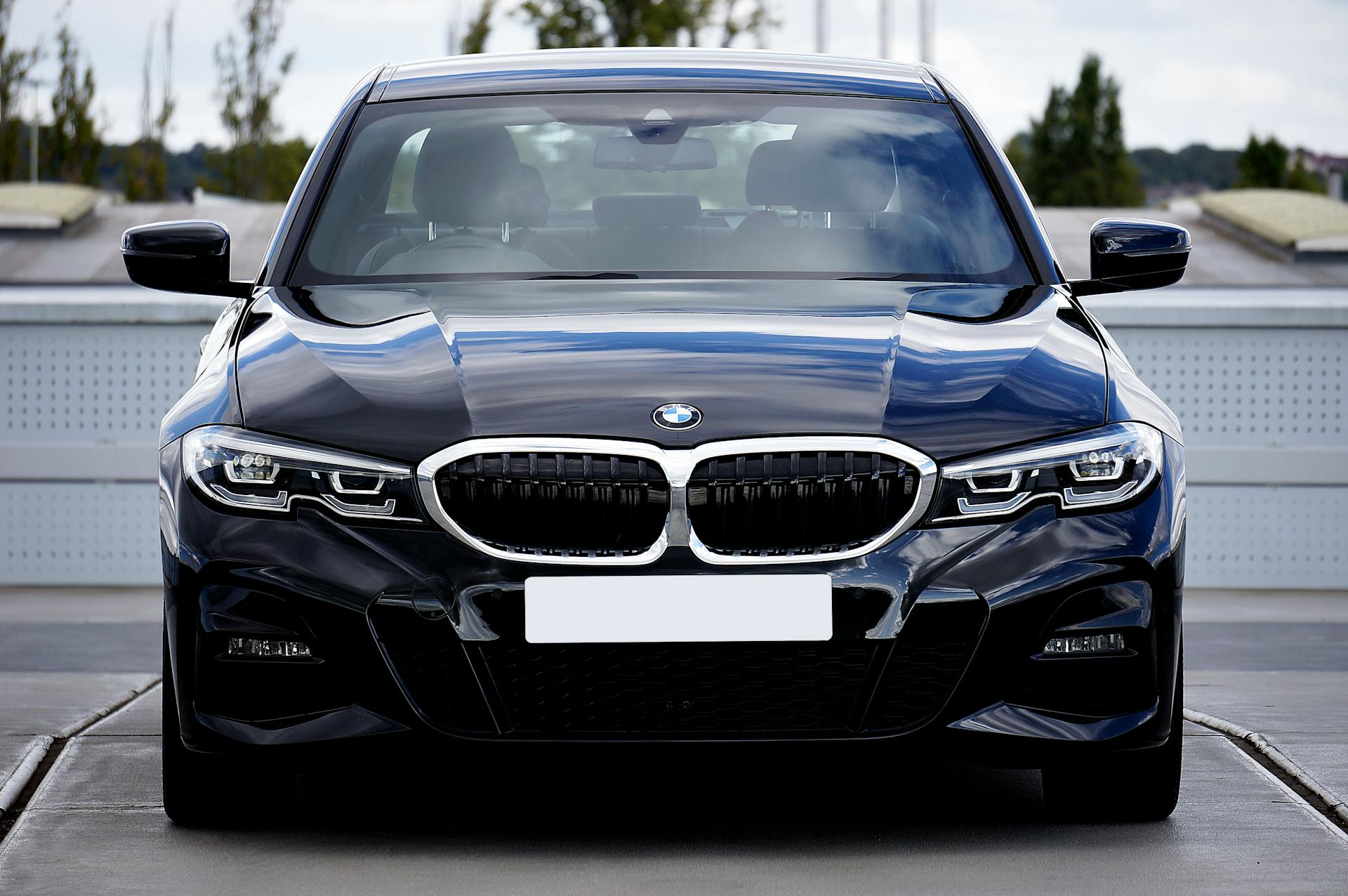 Une nouvelle BMW 320D noire | Source : Pexels