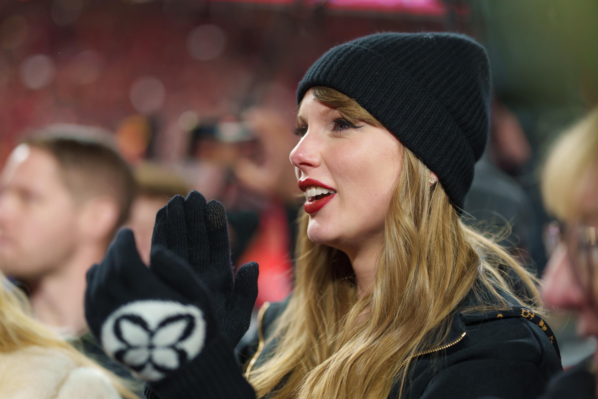 Taylor Swift regardant la présentation du trophée après le match de championnat de l'AFC de la NFL | Source : Getty Images