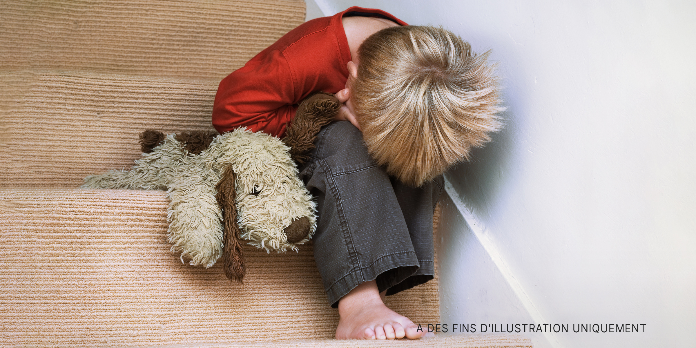 Un garçon triste assis seul. | Source : Shutterstock