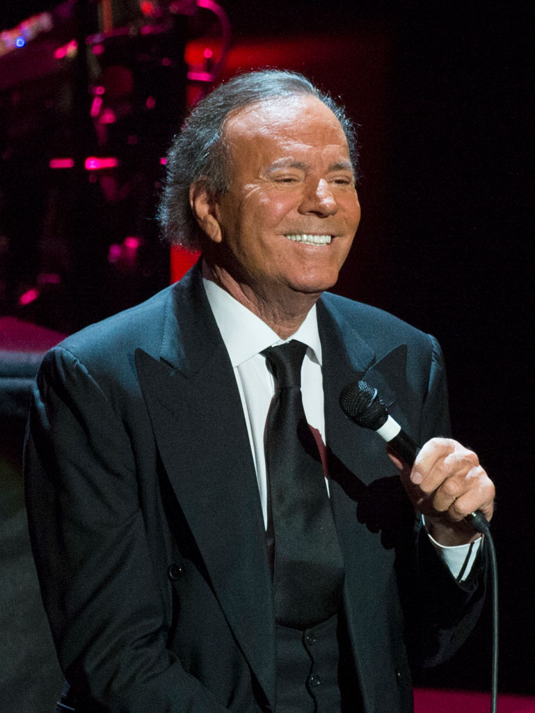 Julio Iglesias se produit en direct sur scène au Royal Albert Hall le 13 mai 2014 à Londres, en Angleterre I Source : Getty Images