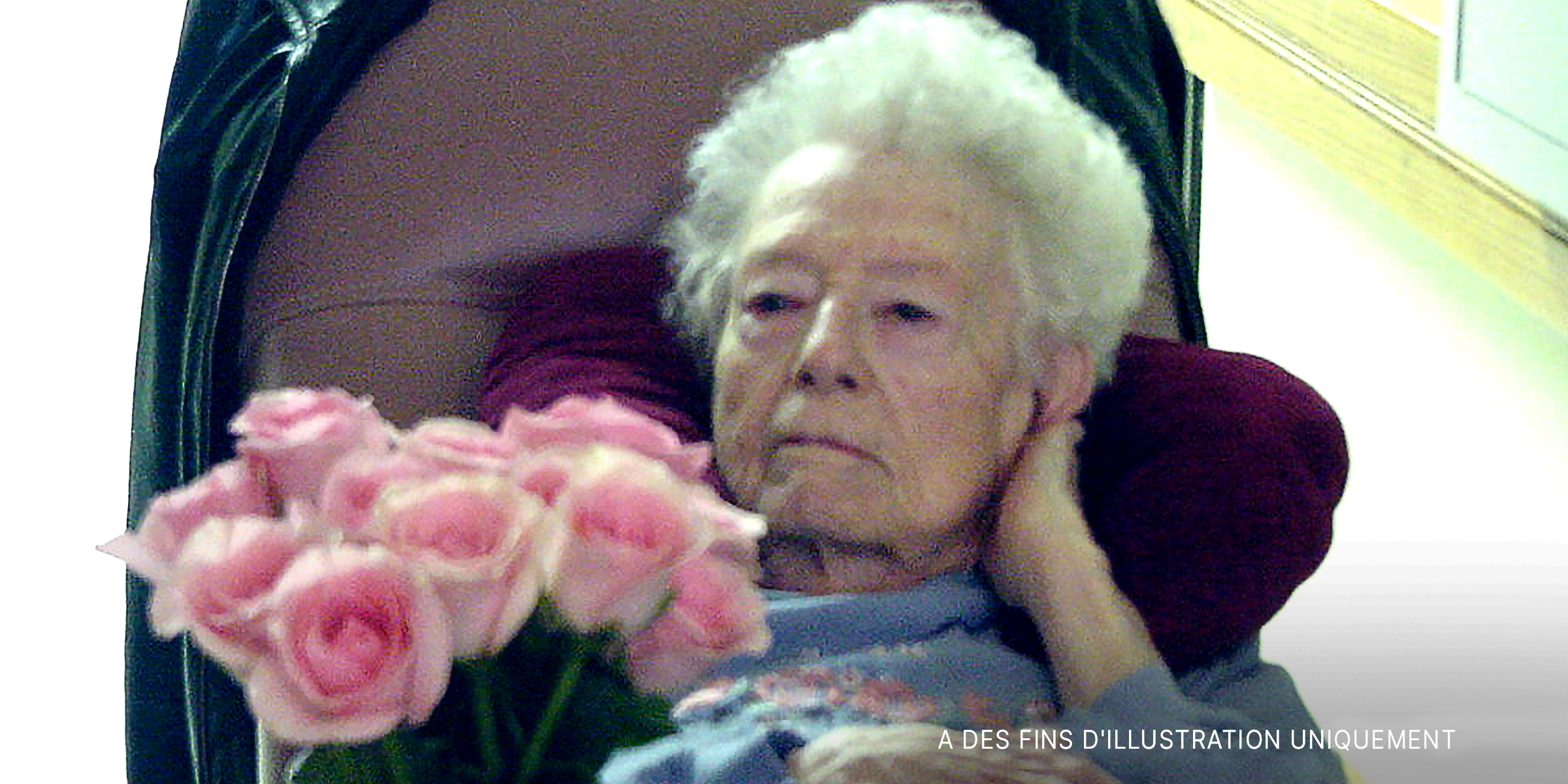 Une vieille femme tenant des roses | Source : lick,com/maotx/CC BY-SA 2.0
