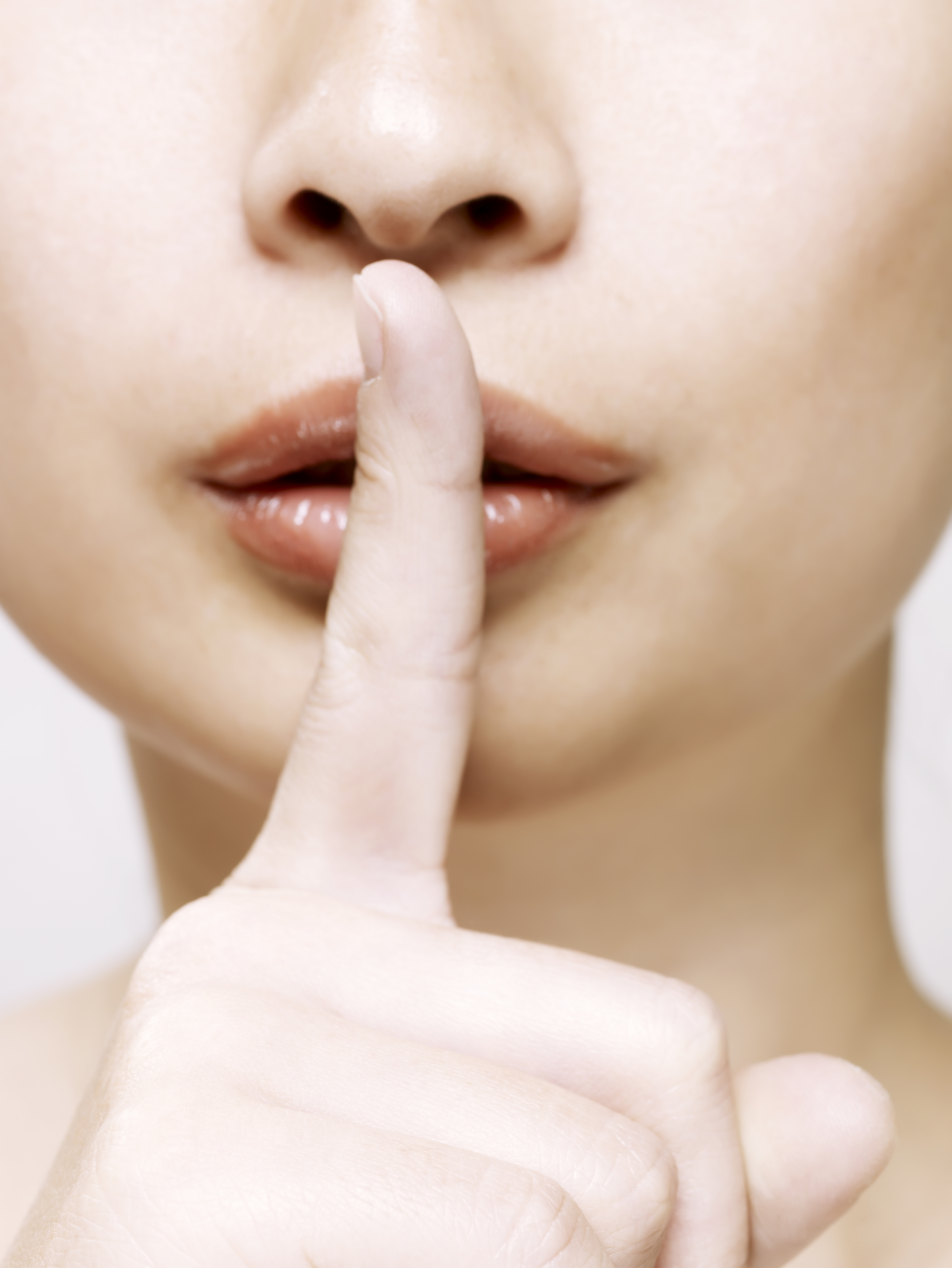 Femme avec un doigt sur les lèvres | Source : Getty Images