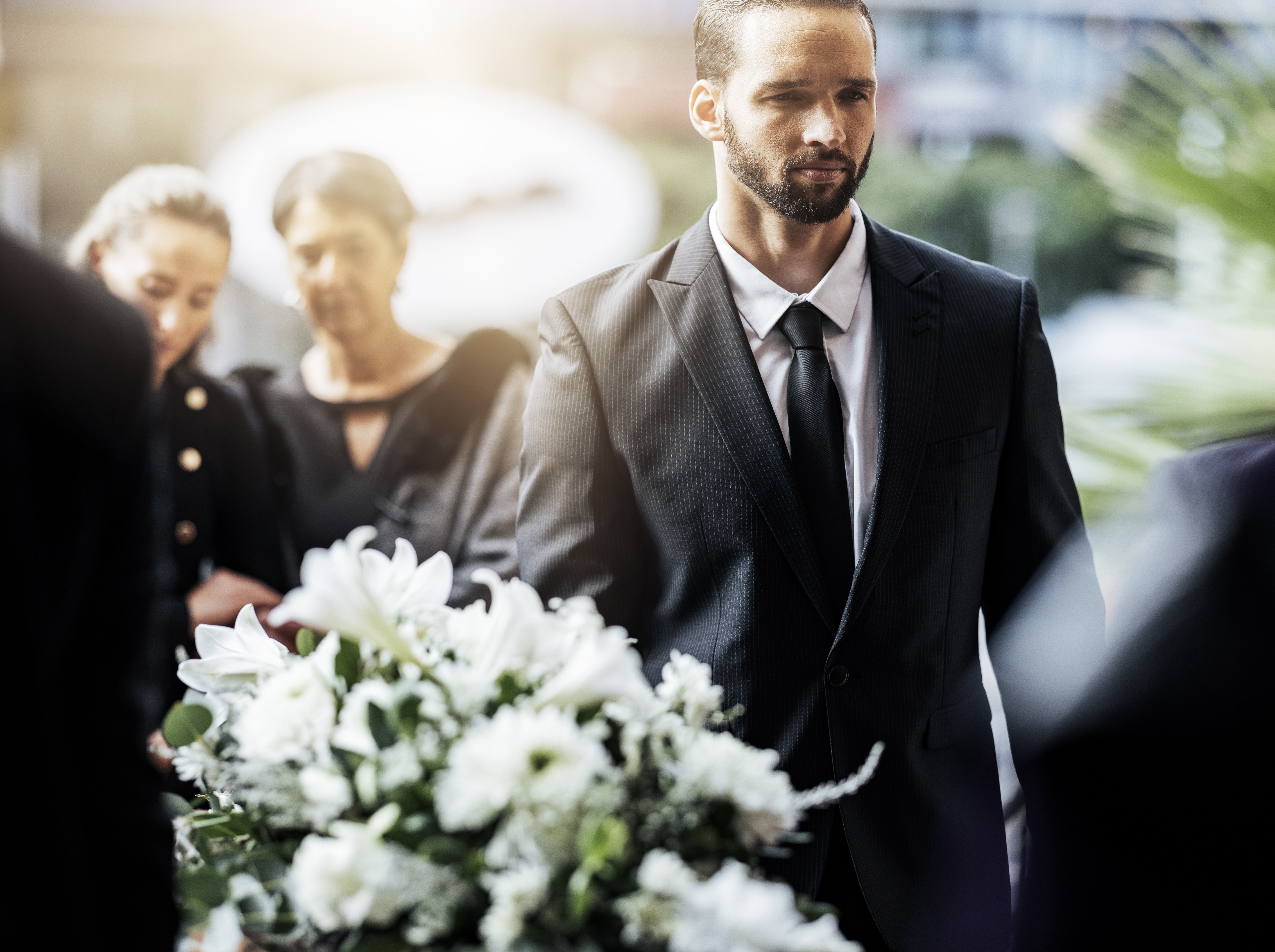 Un homme à un enterrement | Source : Shutterstock