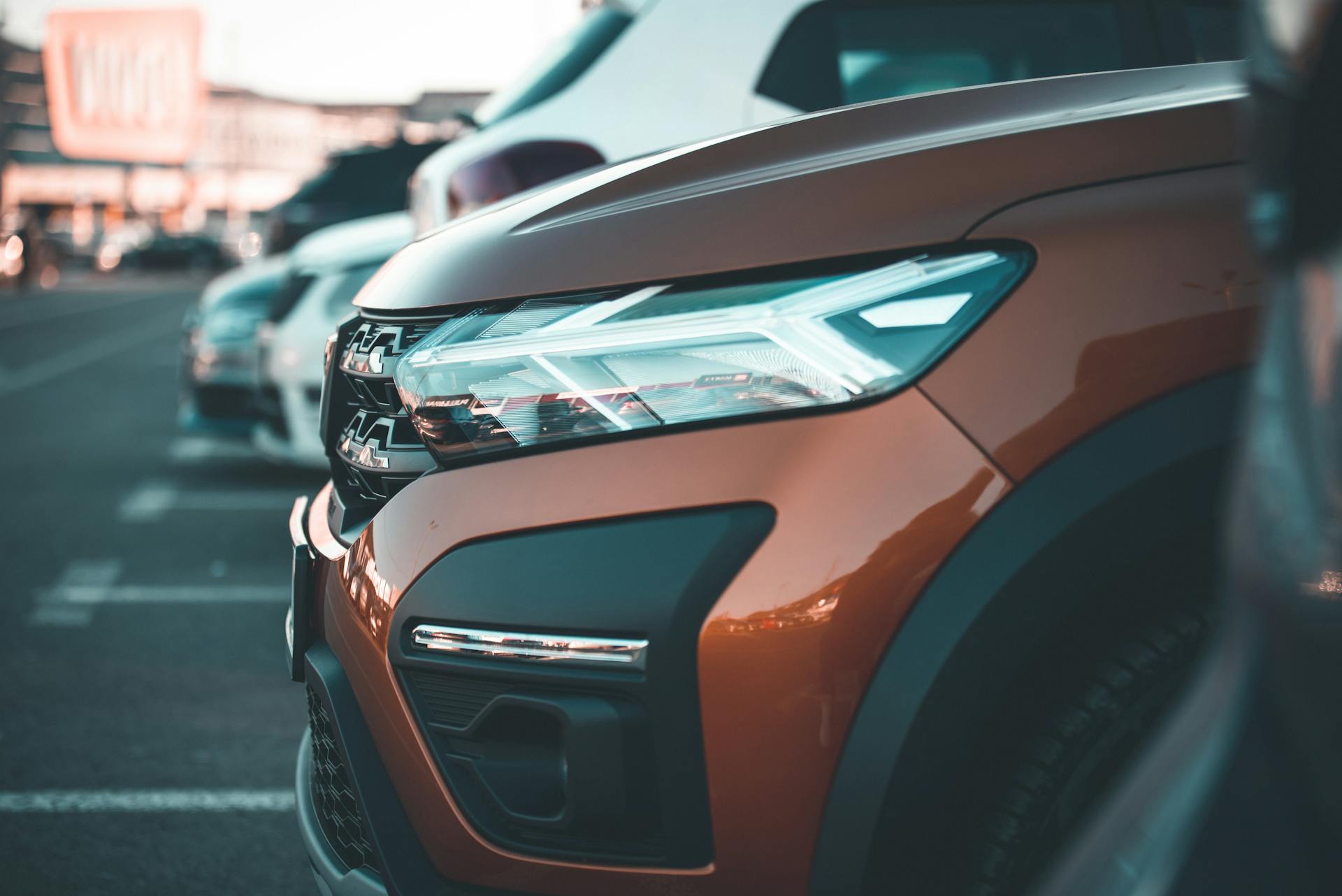 Des voitures dans un parking | Source : Pexels