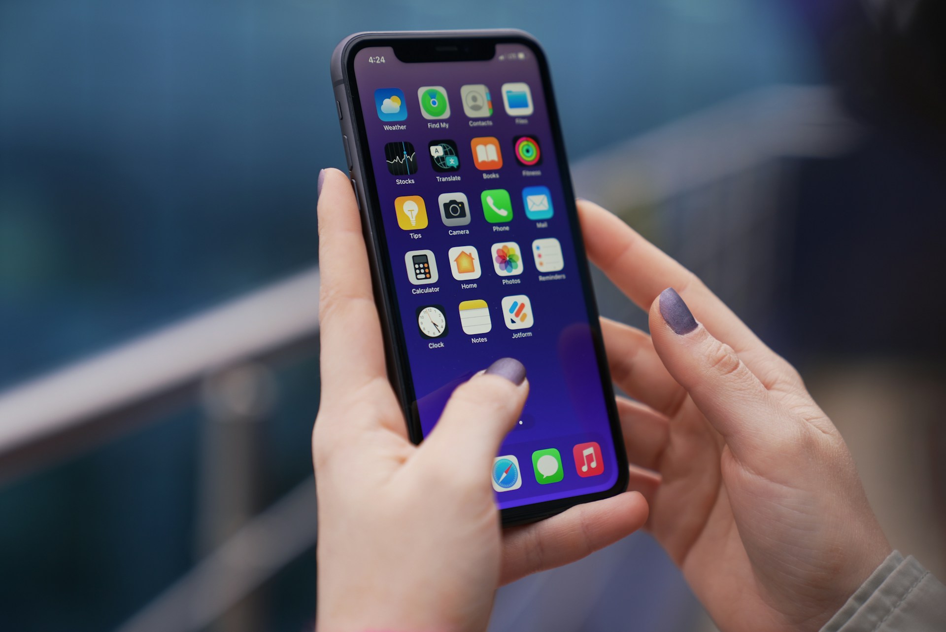 Une femme tenant son téléphone | Source : Unsplash