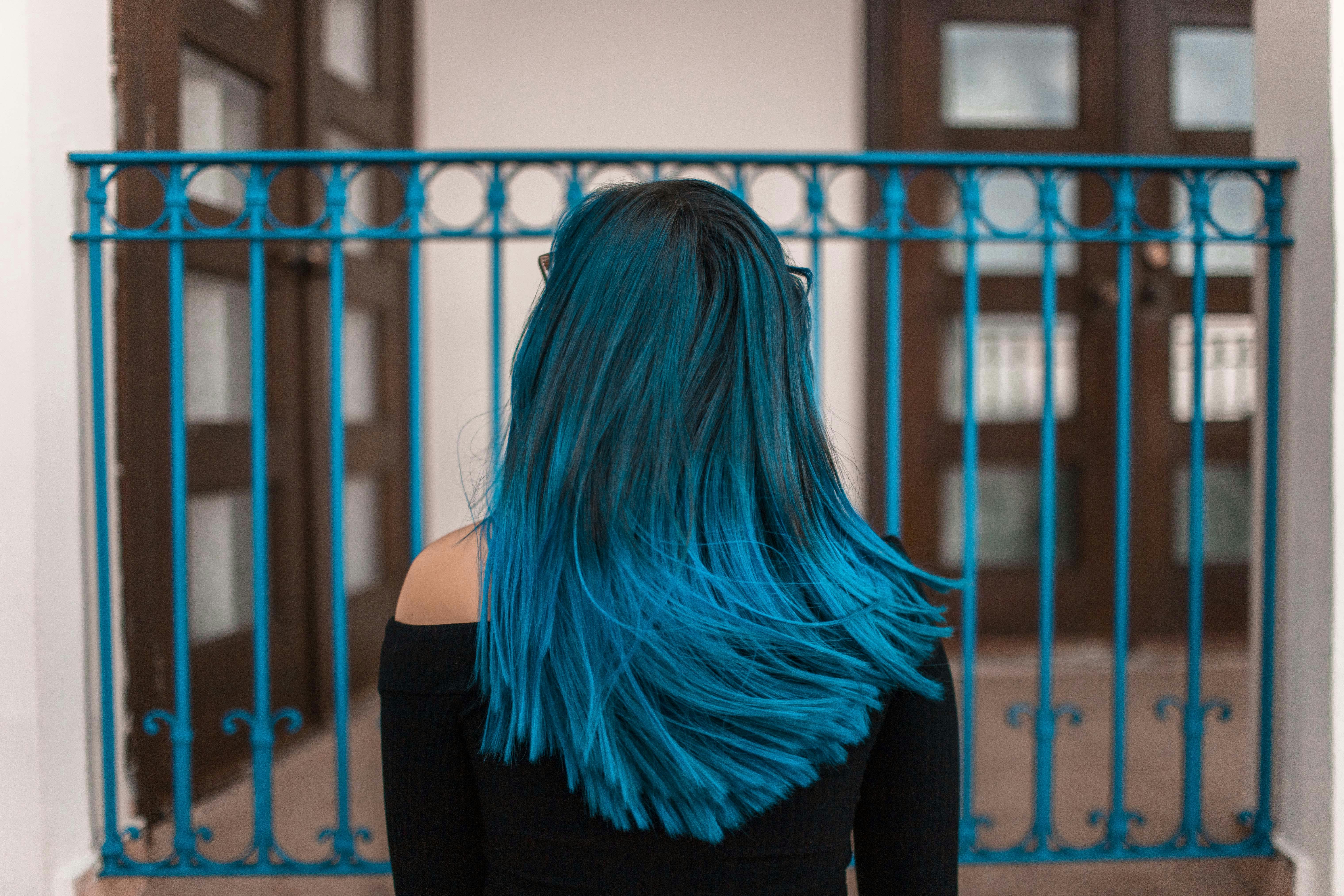 Une femme arborant des cheveux bleus | Source : Pexels