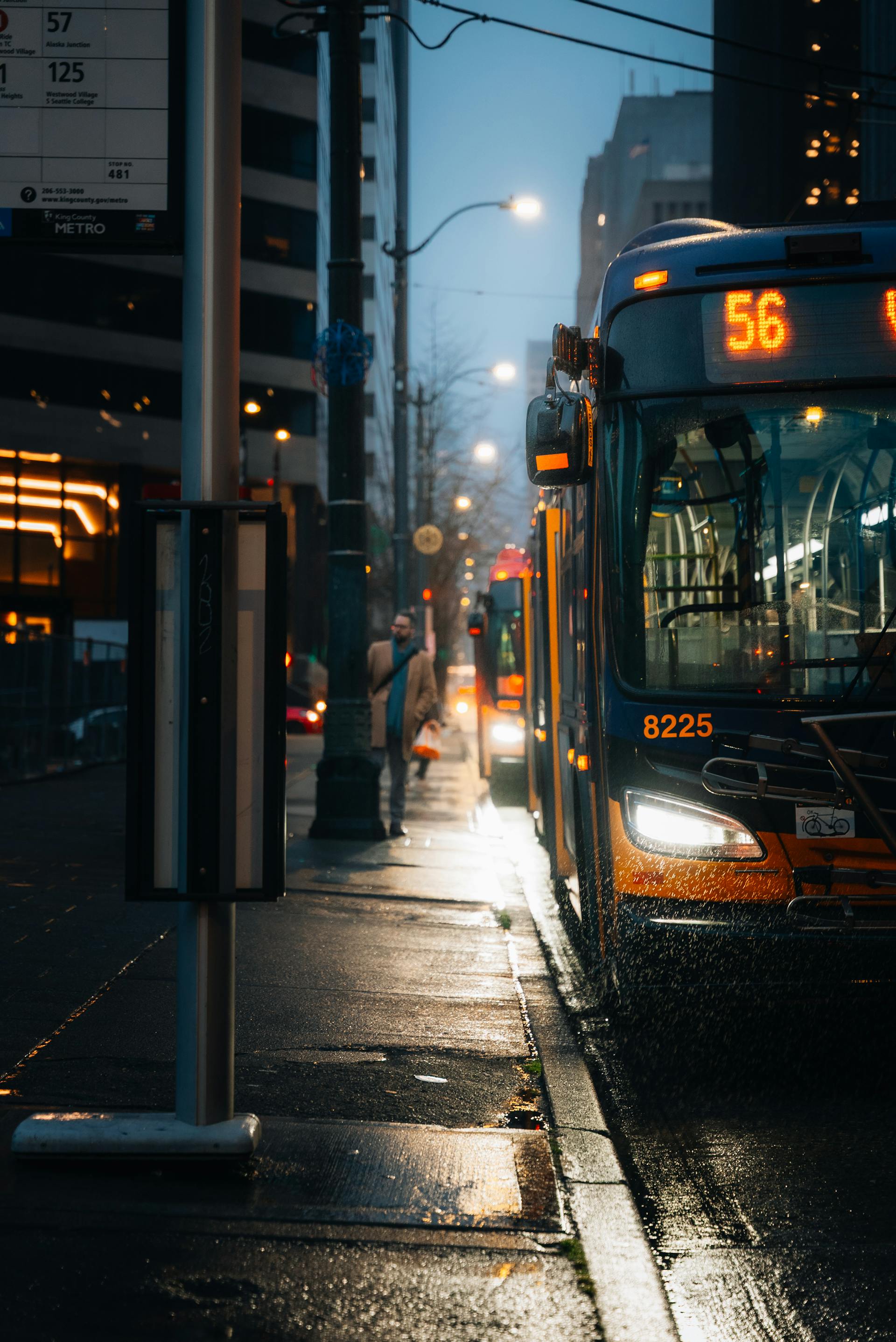Un bus arrêté sur un trottoir | Source : Pexels