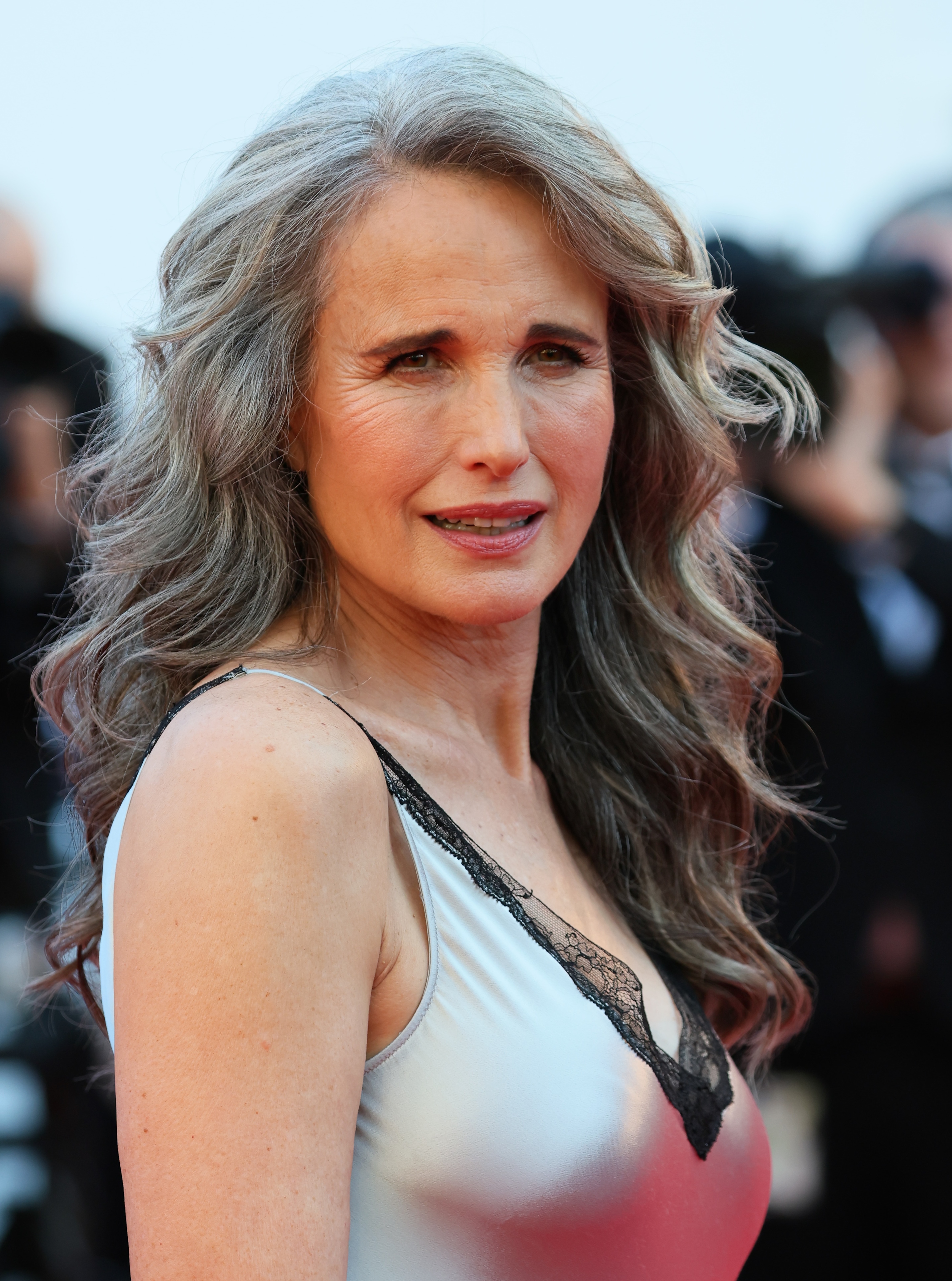 Andie MacDowell sur le tapis rouge de "Dossier 137" au 78e festival de Cannes au Palais des Festivals le 15 mai 2025, à Cannes, France. | Source : Getty Images