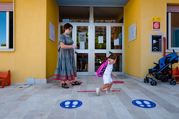 une fille qui va à l'école pour le premir jjours de classe. |photo : Getty Images
