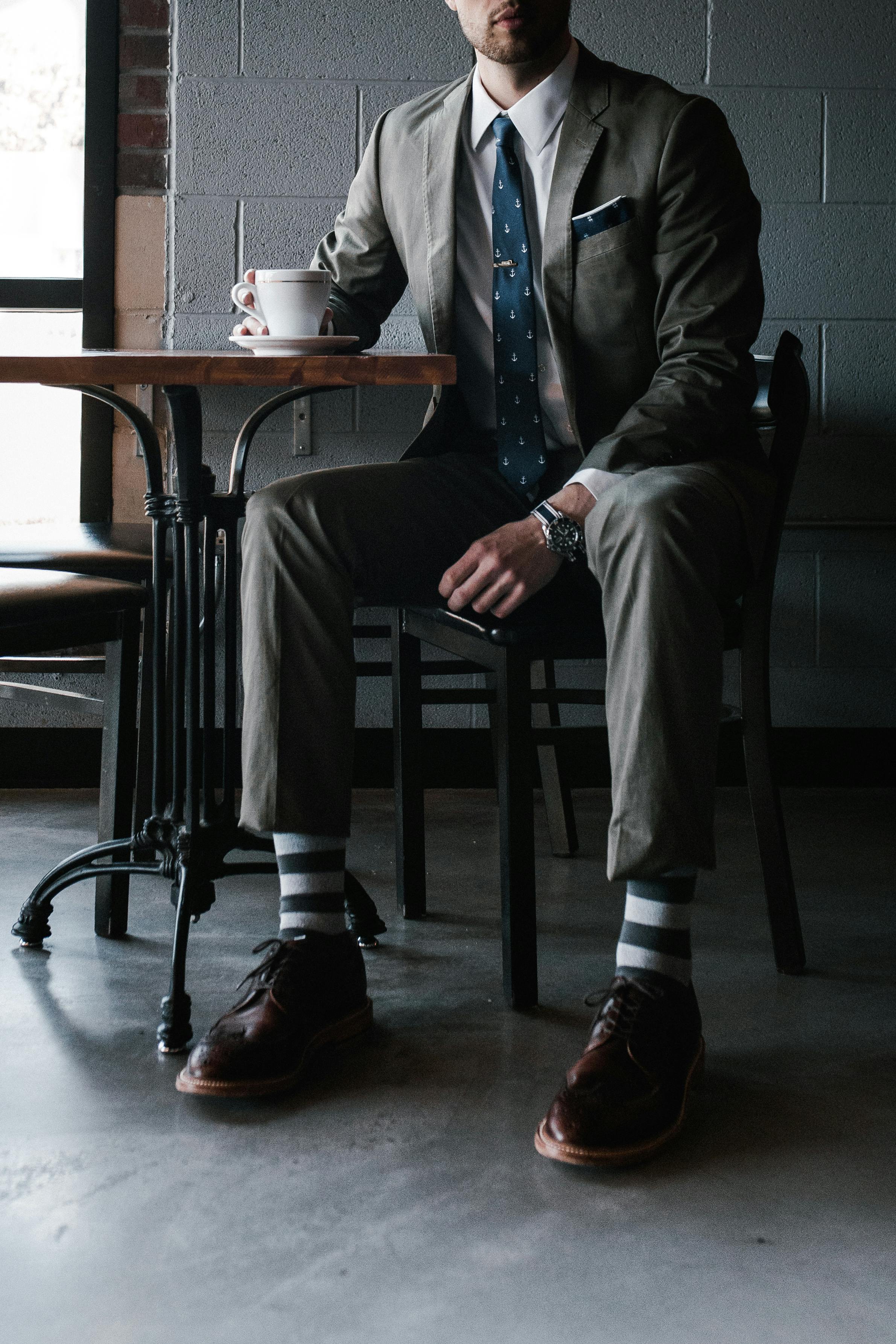 Un homme assis à la table d'un restaurant | Source : Pexels