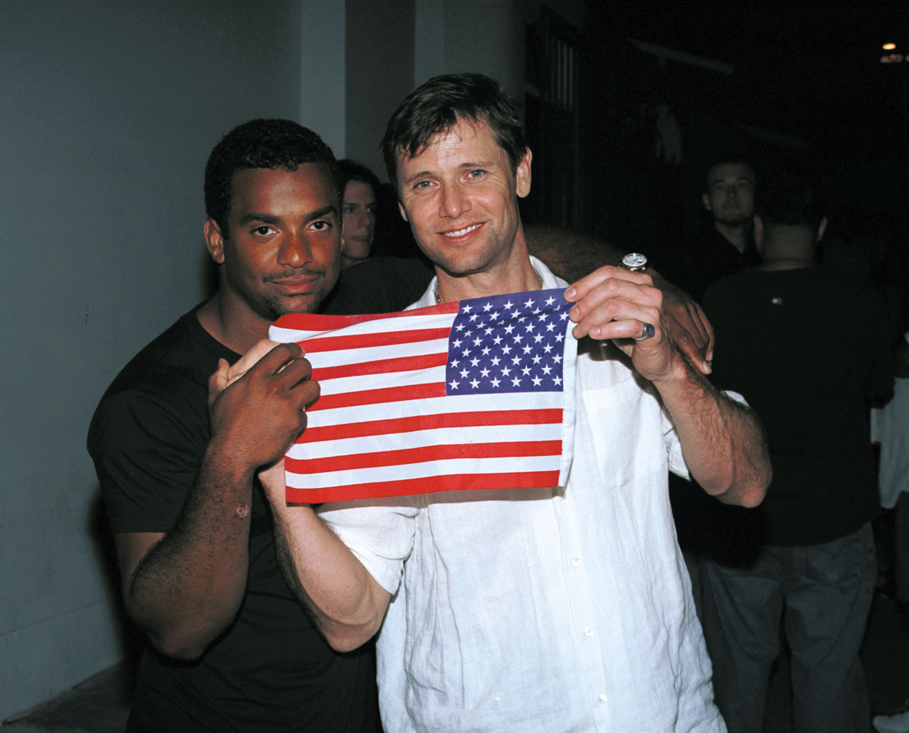 L'acteur est photographié avec un autre acteur, Alonso Ribeiro, le 1er octobre 2001 | Source : Getty Images