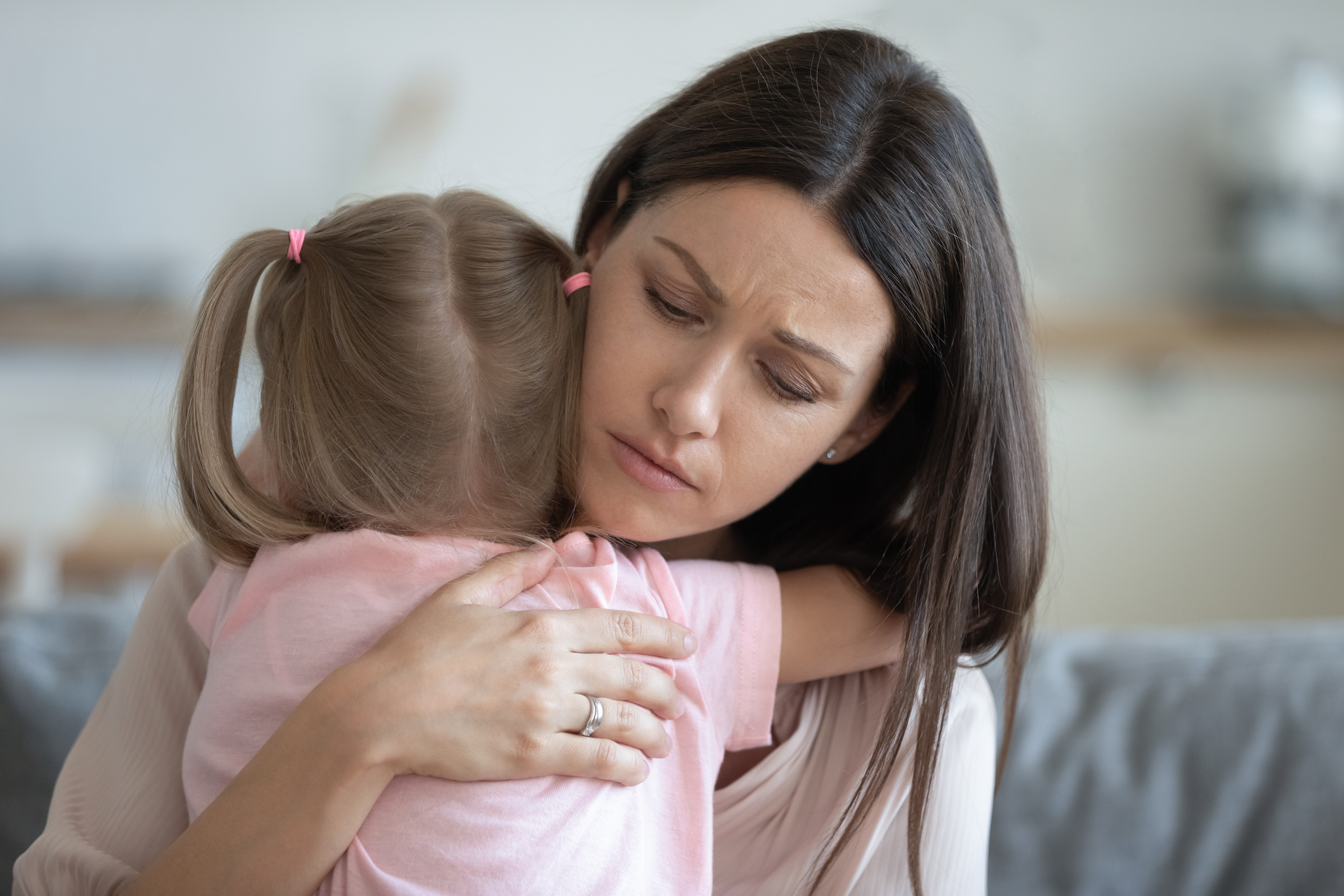 Jeune mère inquiète tenant sa fille dans ses bras | Source : Shutterstock