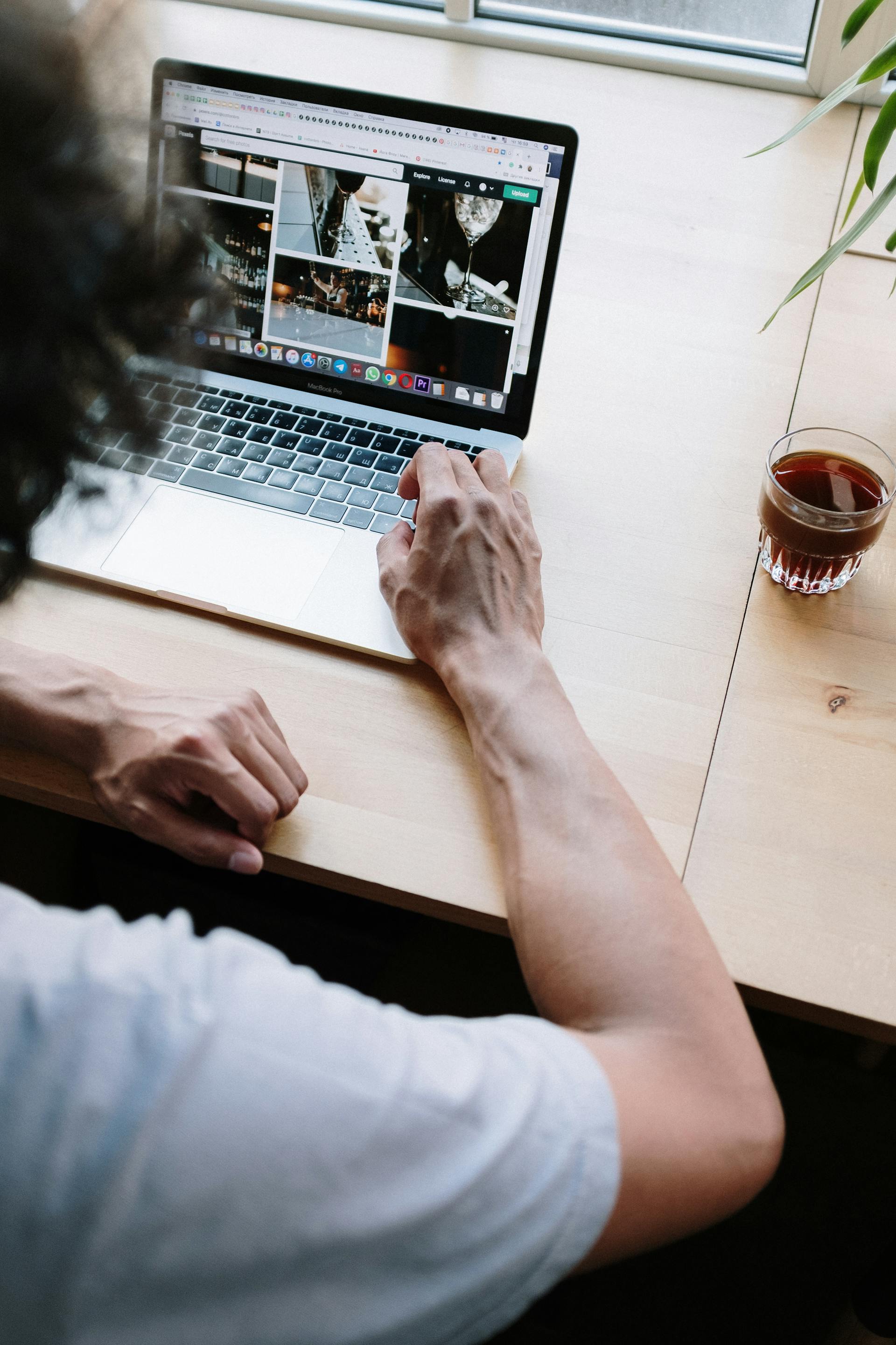 Une personne travaillant sur un ordinateur portable | Source : Pexels
