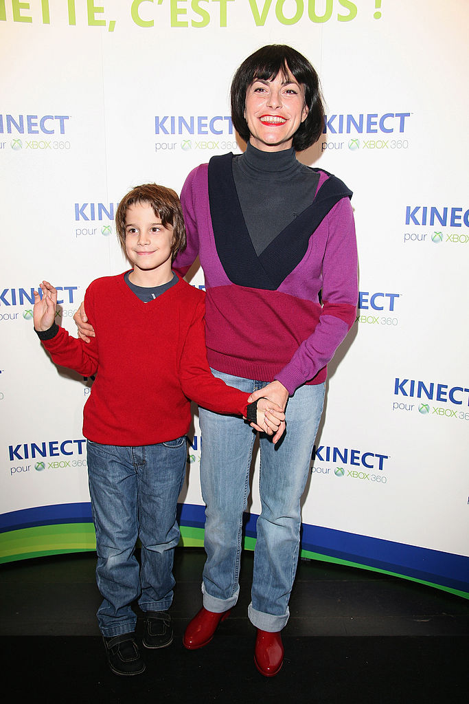 Lio et son fils Diego au lancement de Kinect pour XBox 360 au VIP Room Theatre le 9 novembre 2010 à Paris, France. | Source : Getty Images