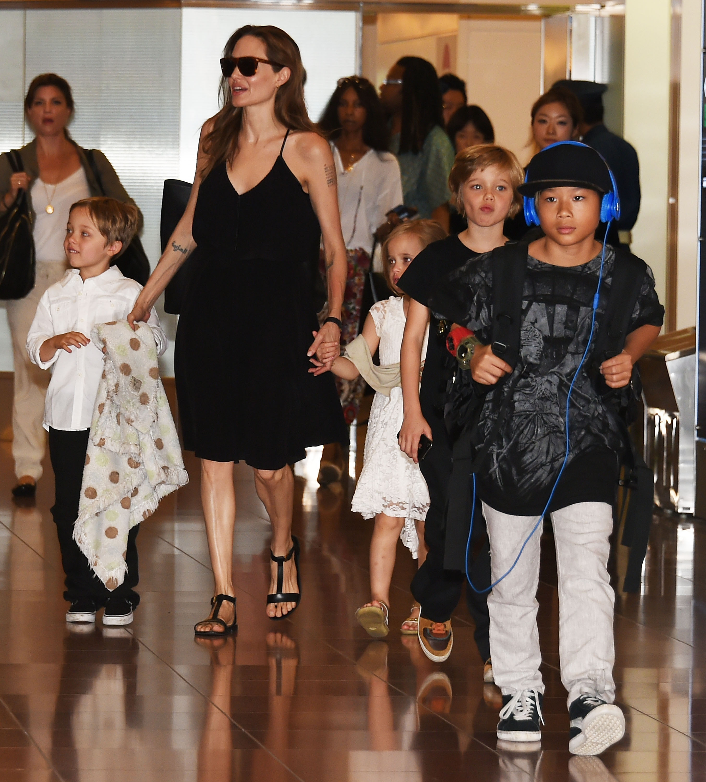 Pax Jolie-Pitt et sa famille photographiés à l'aéroport de Haneda le 21 juin 2014, à Tokyo, au Japon. | Source : Getty Images