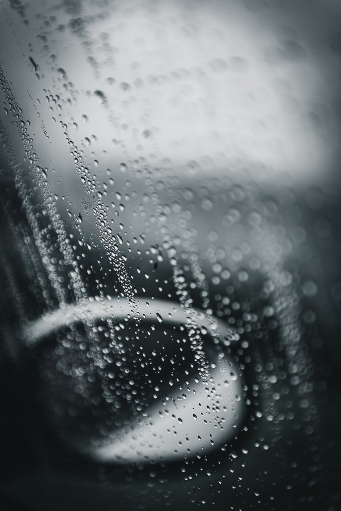Tara a conduit sous la pluie pour retrouver le mari de la femme | Source : Unsplash