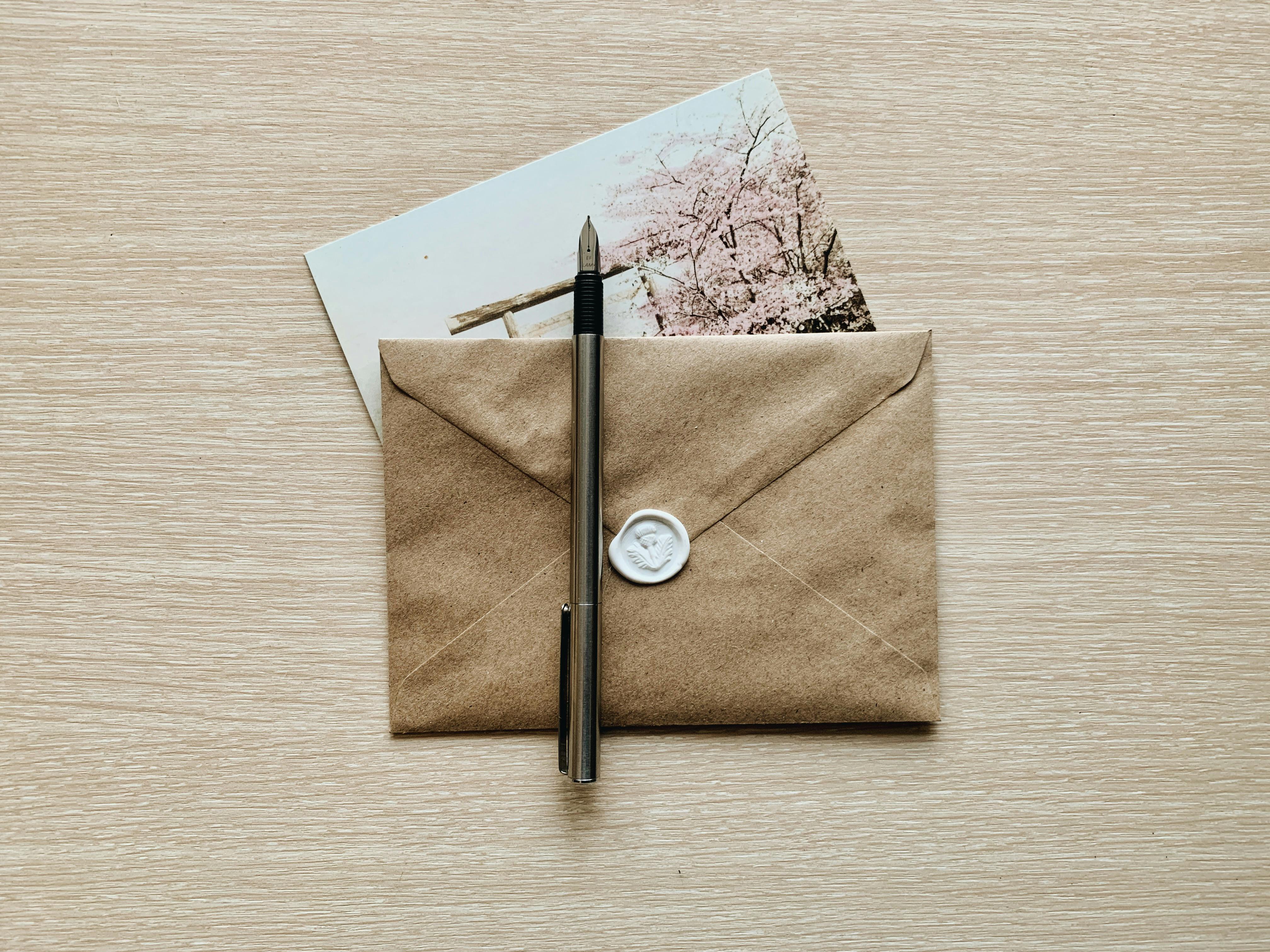 Stylo sur une enveloppe scellée | Source : Pexels