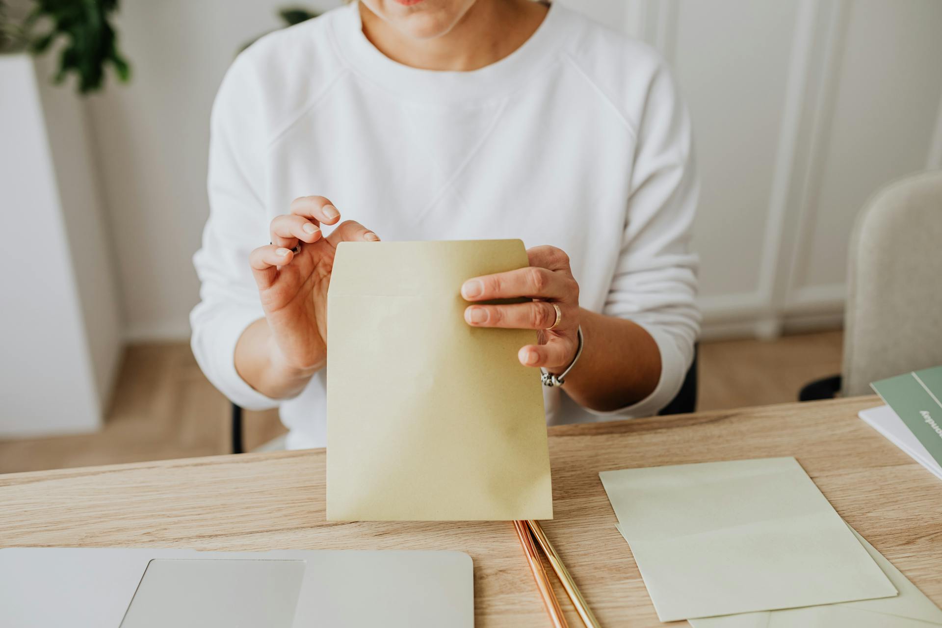 Une femme qui ouvre une enveloppe | Source : Pexels