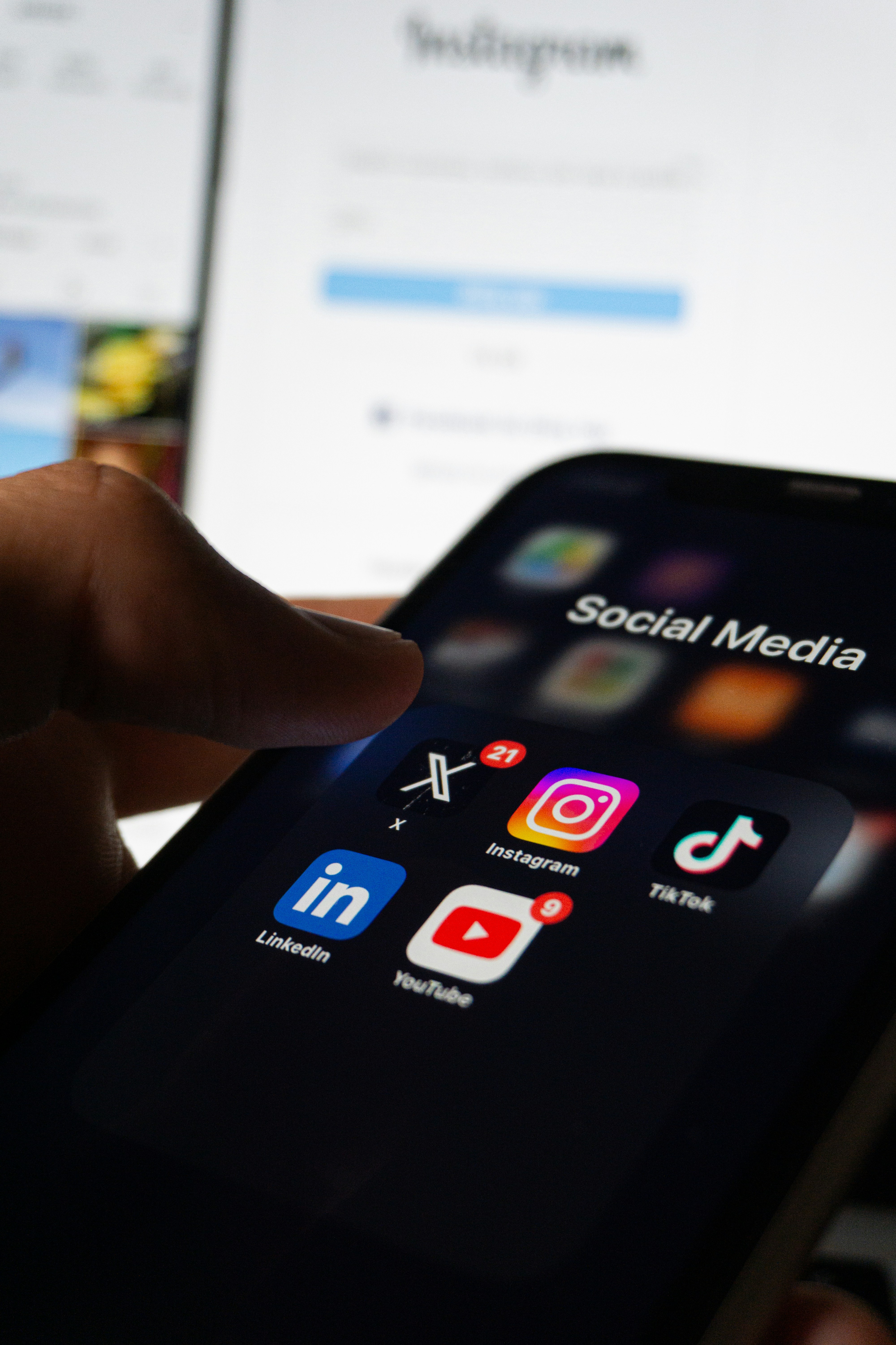 Une personne tenant un téléphone ouvert sur les réseaux sociaux | Source : Unsplash