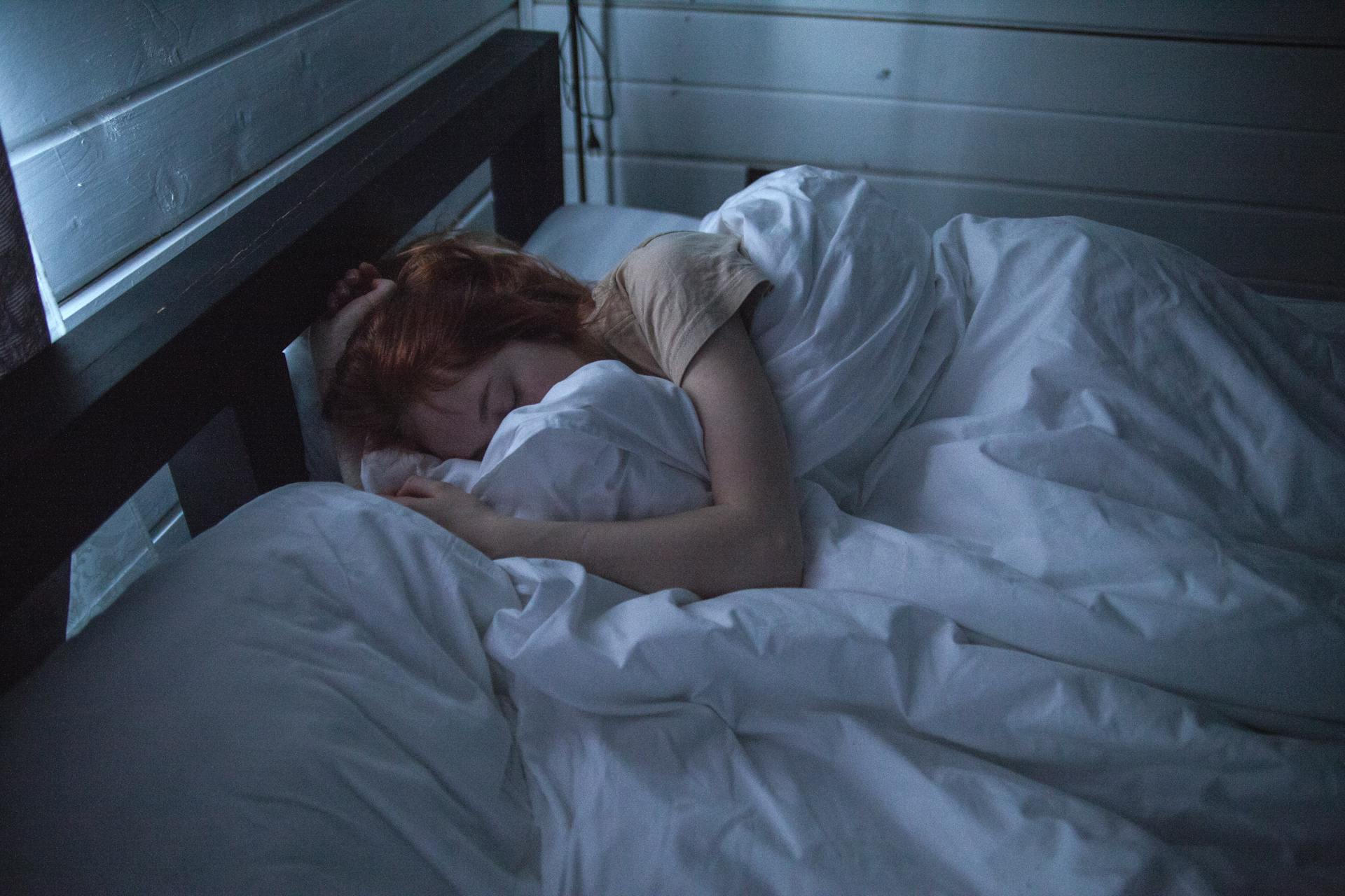 Une femme au lit la nuit | Source : Pexels