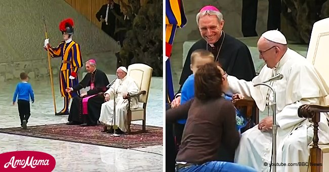 L'adorable moment quand un petit garçon se précipite sur la scène pour saluer le Pape