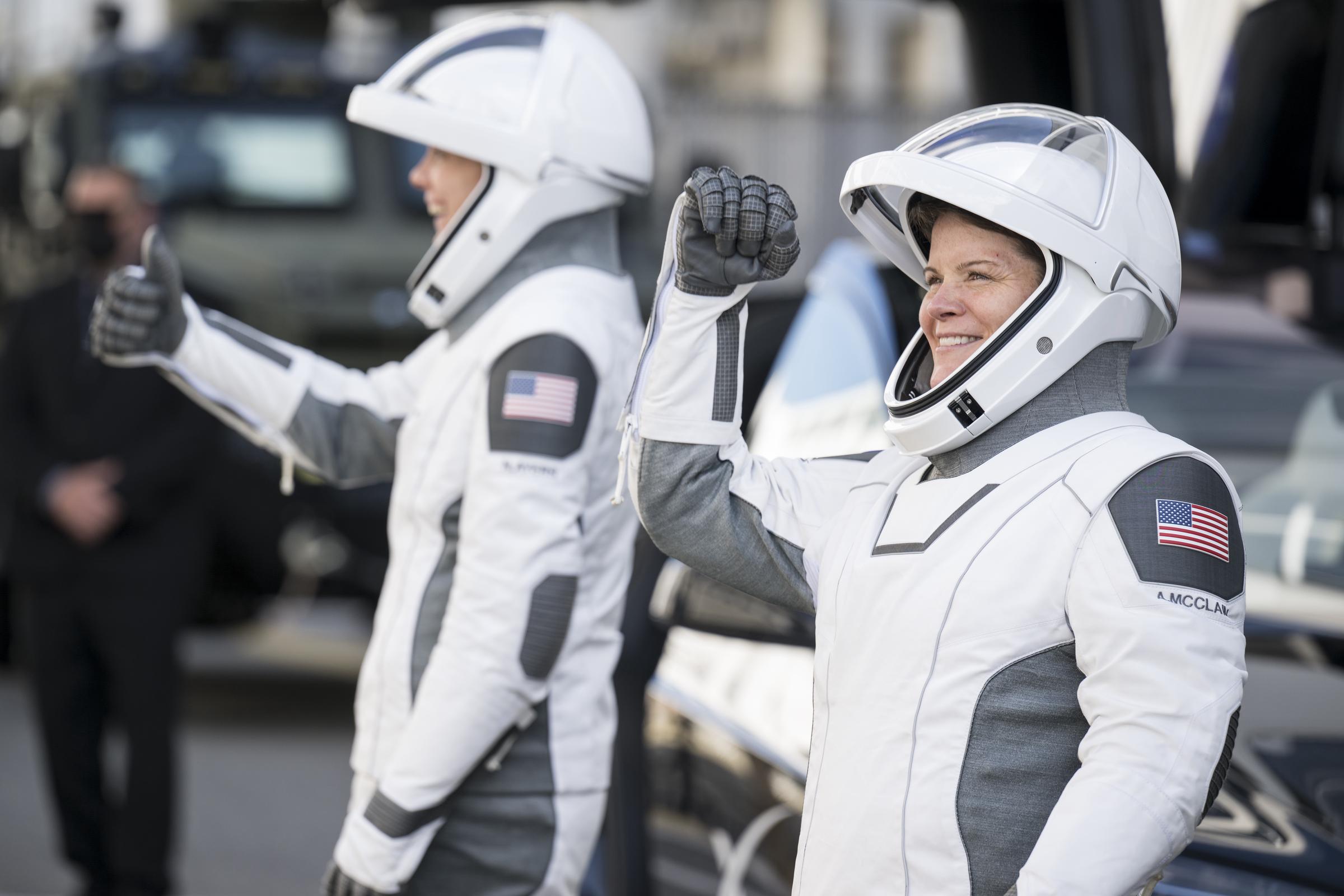 Les astronautes de la NASA Anne McClain et Nichole Ayers font un geste à leurs amis et à leur famille avant de monter à bord du vaisseau spatial SpaceX Dragon pour le lancement de la mission Crew-10, le 14 mars 2025 | Source : Getty Images