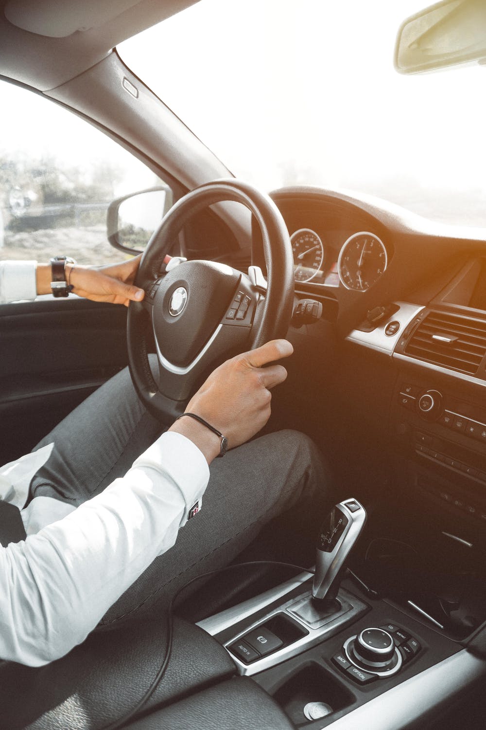 Un homme dans sa voiture. l Source: Pexels