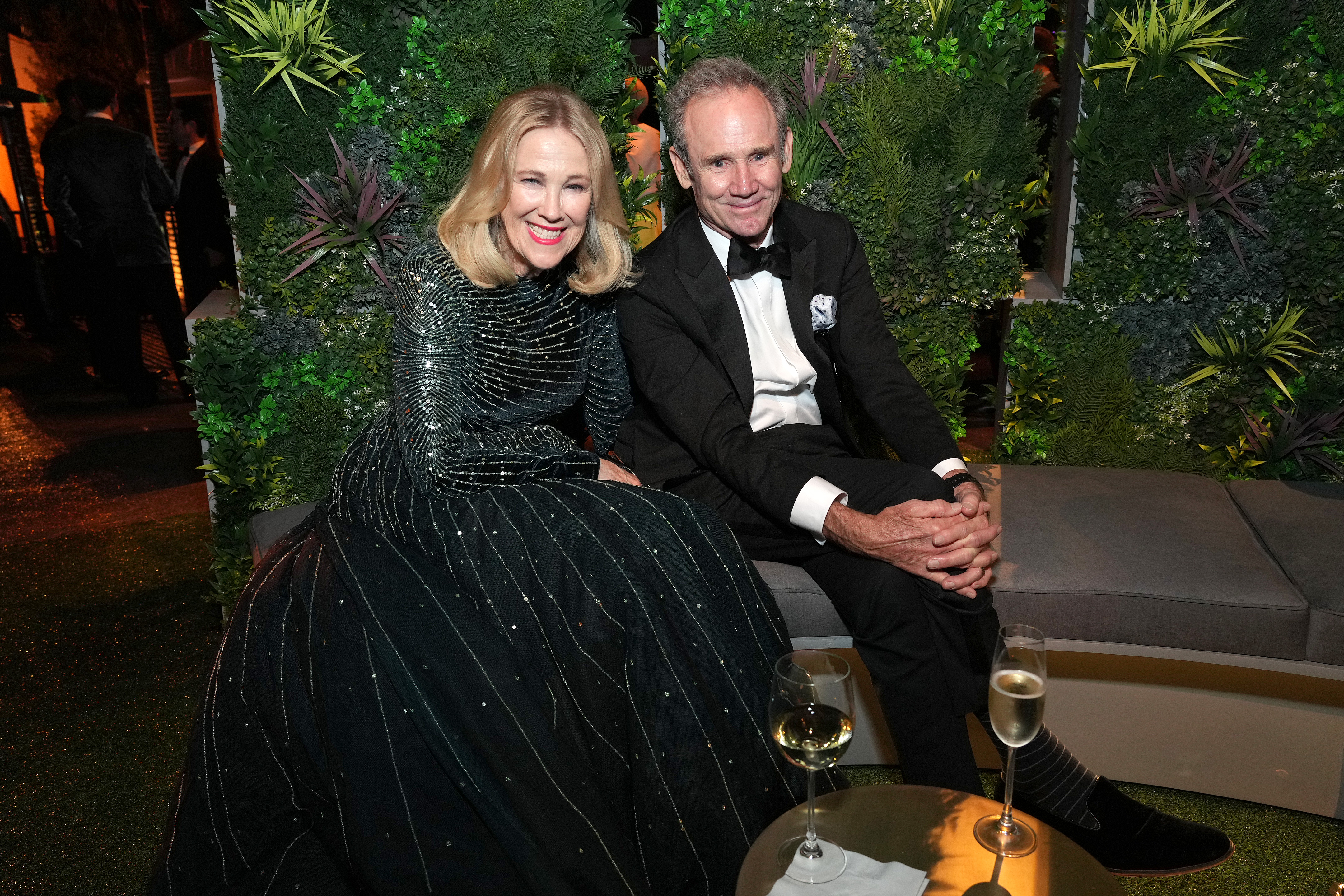 Catherine O'Hara et Bo Welch assistent à la soirée des Oscars 2022 de Vanity Fair. | Source : Getty Images