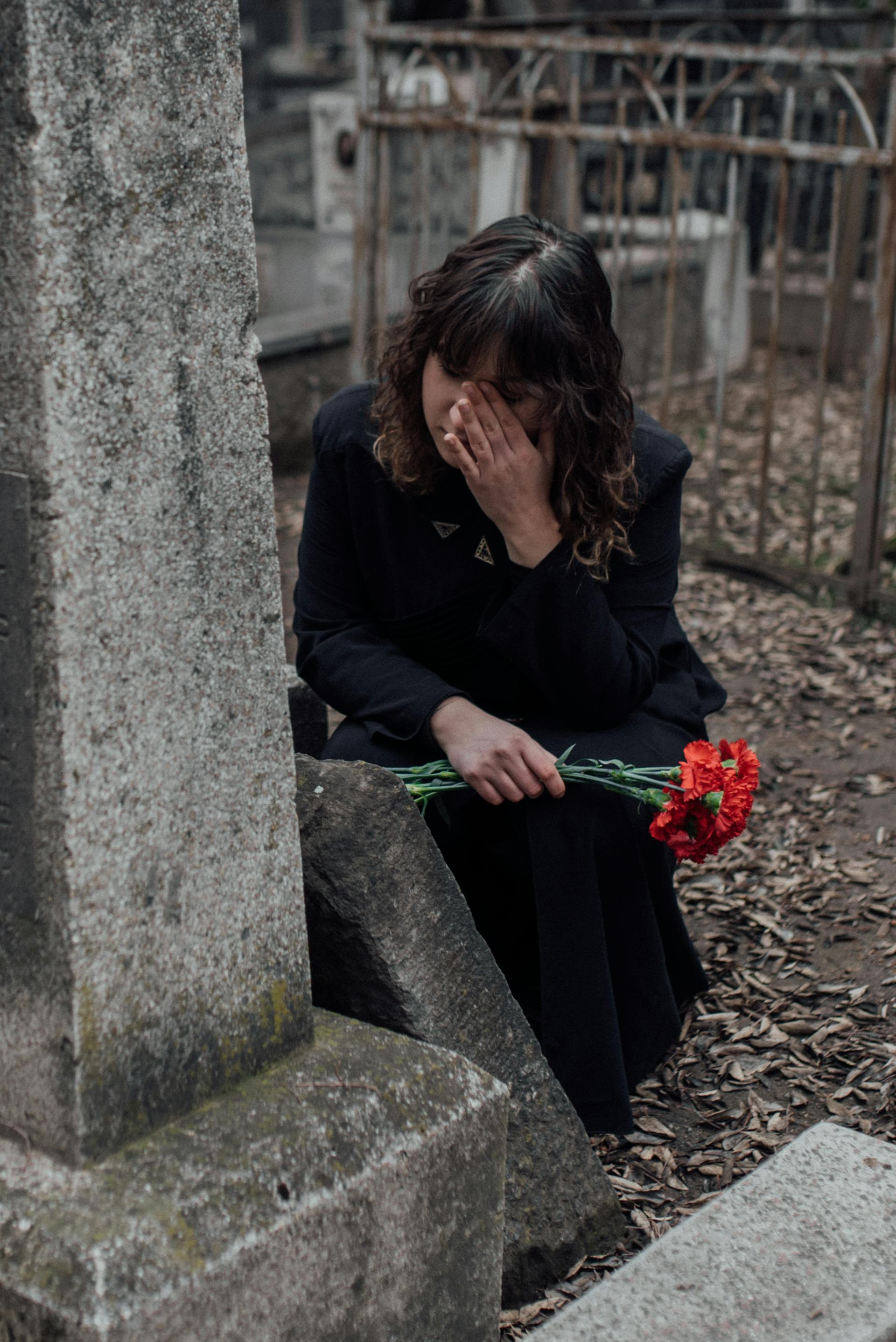 Une femme en deuil dans un cimetière | Source : Pexels