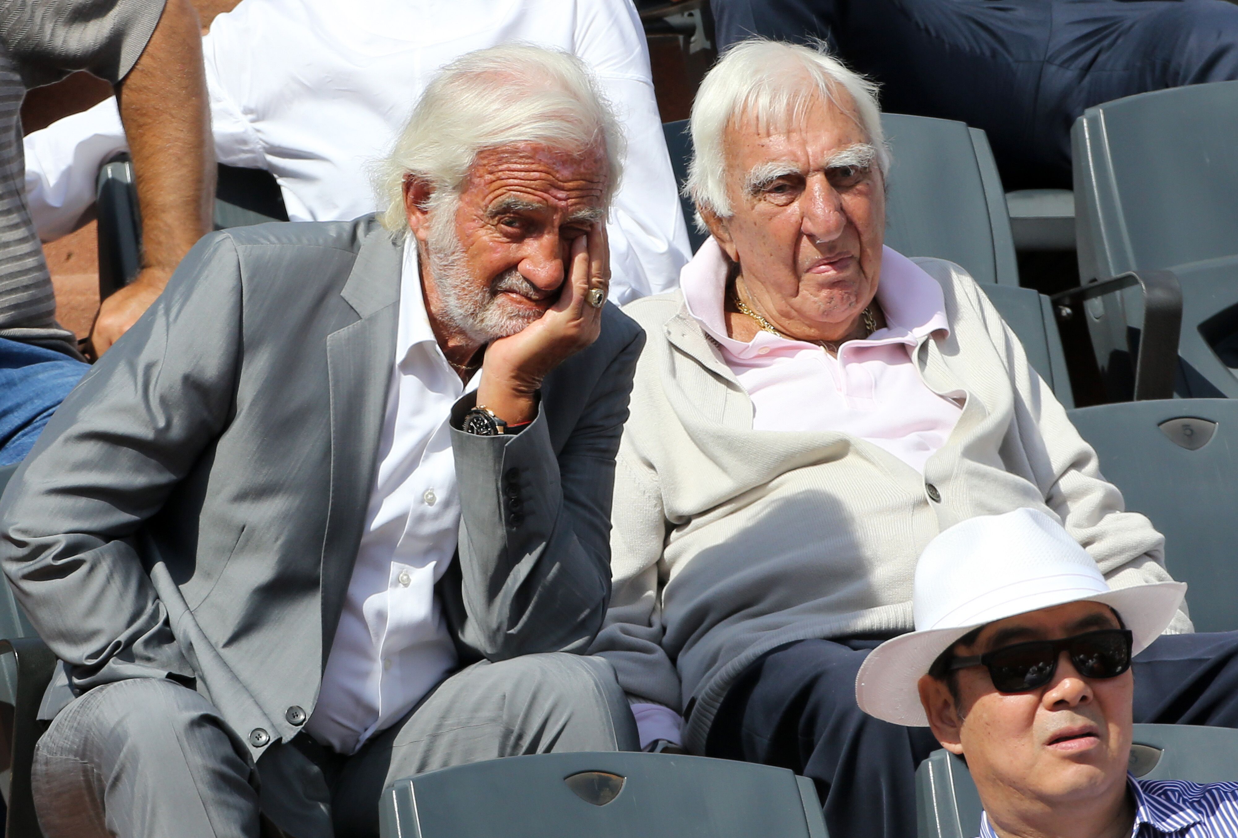 Jean-Paul Belmondo et son ami Charles Gérard assistent à la finale masculine de la 15e journée des Internationaux de France 2015 au stade Roland-Garros. | Photo : GettyImage