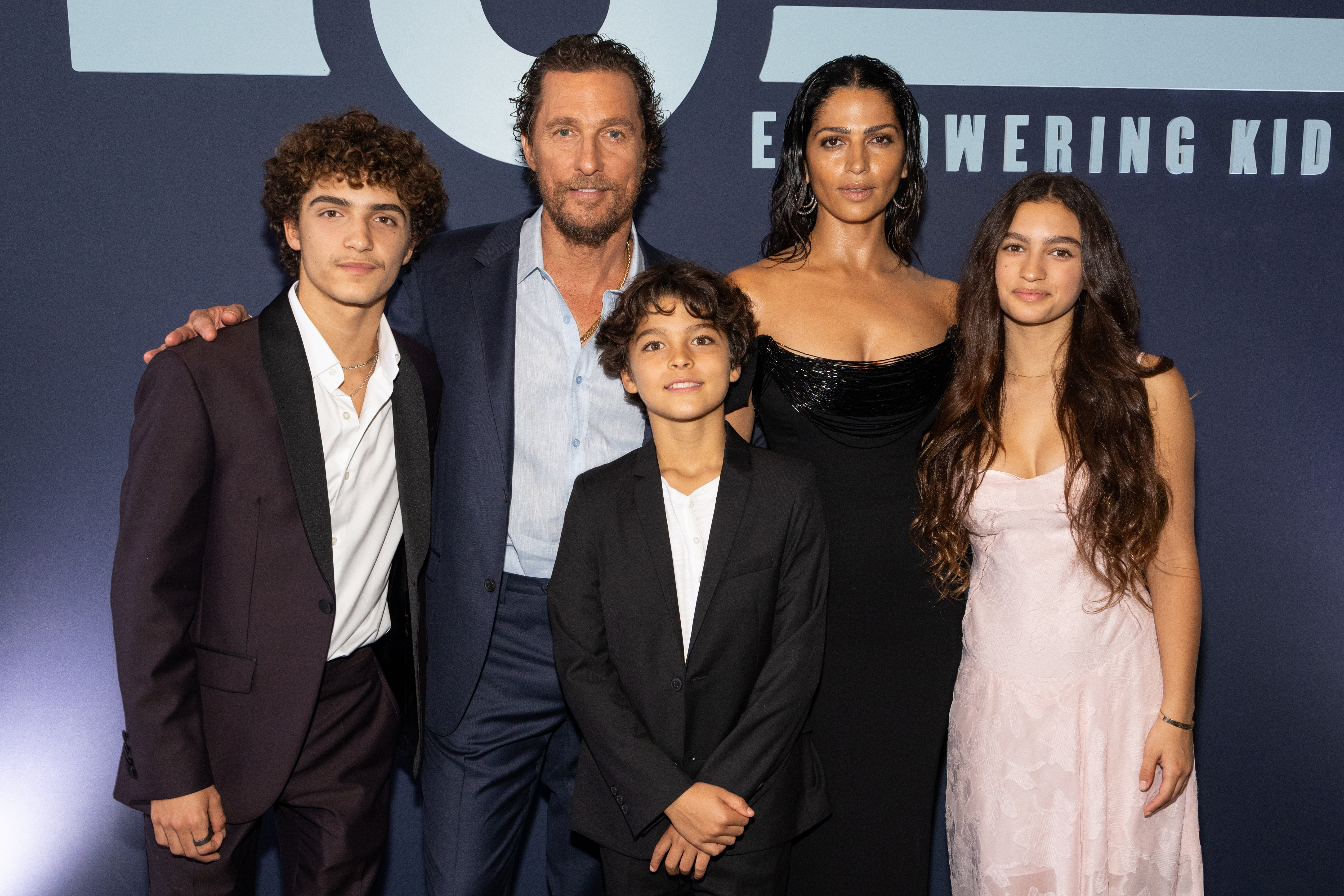 Matthew McConaughey et Camila Alves avec leurs trois enfants, Levi, Livingston et Vida, lors du 12e gala annuel Mack, Jack &amp; McConaughey au ACL Live le 25 avril 2024 à Austin, Texas | Source : Getty Images