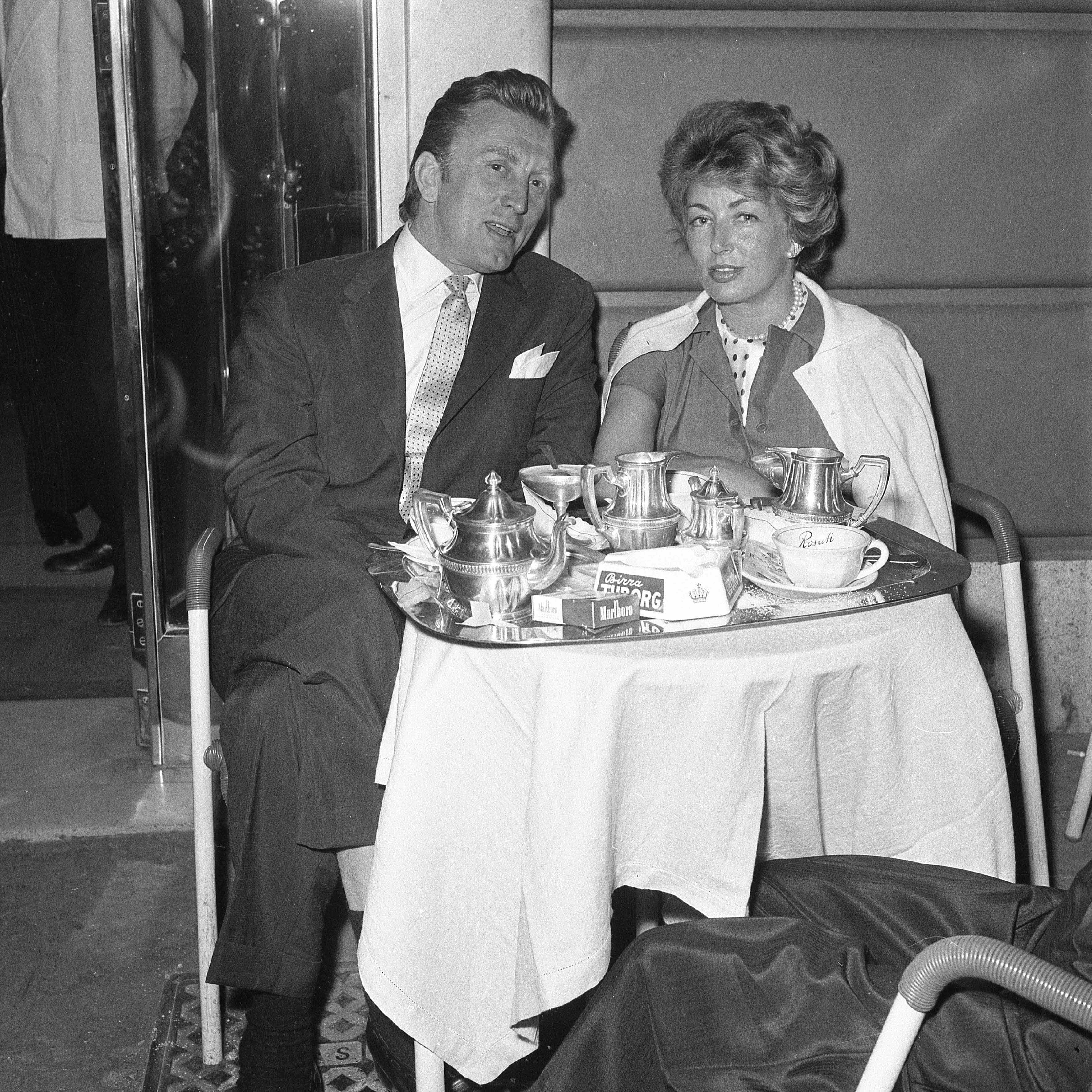 Anne Douglas et son mari Kirk Douglas au café de la Via Veneto, Rome 1958. | Photo : Getty Images